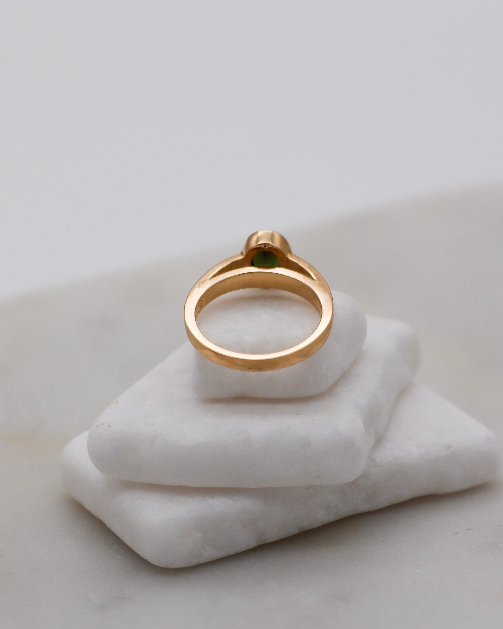 Vintage-Ring Debbie mit 0.70ct grünem Turmalin in Bezel-Fassung und Cathedral-Stil, gefertigt aus 585er Gelbgold – erhältlich in München und Augsburg