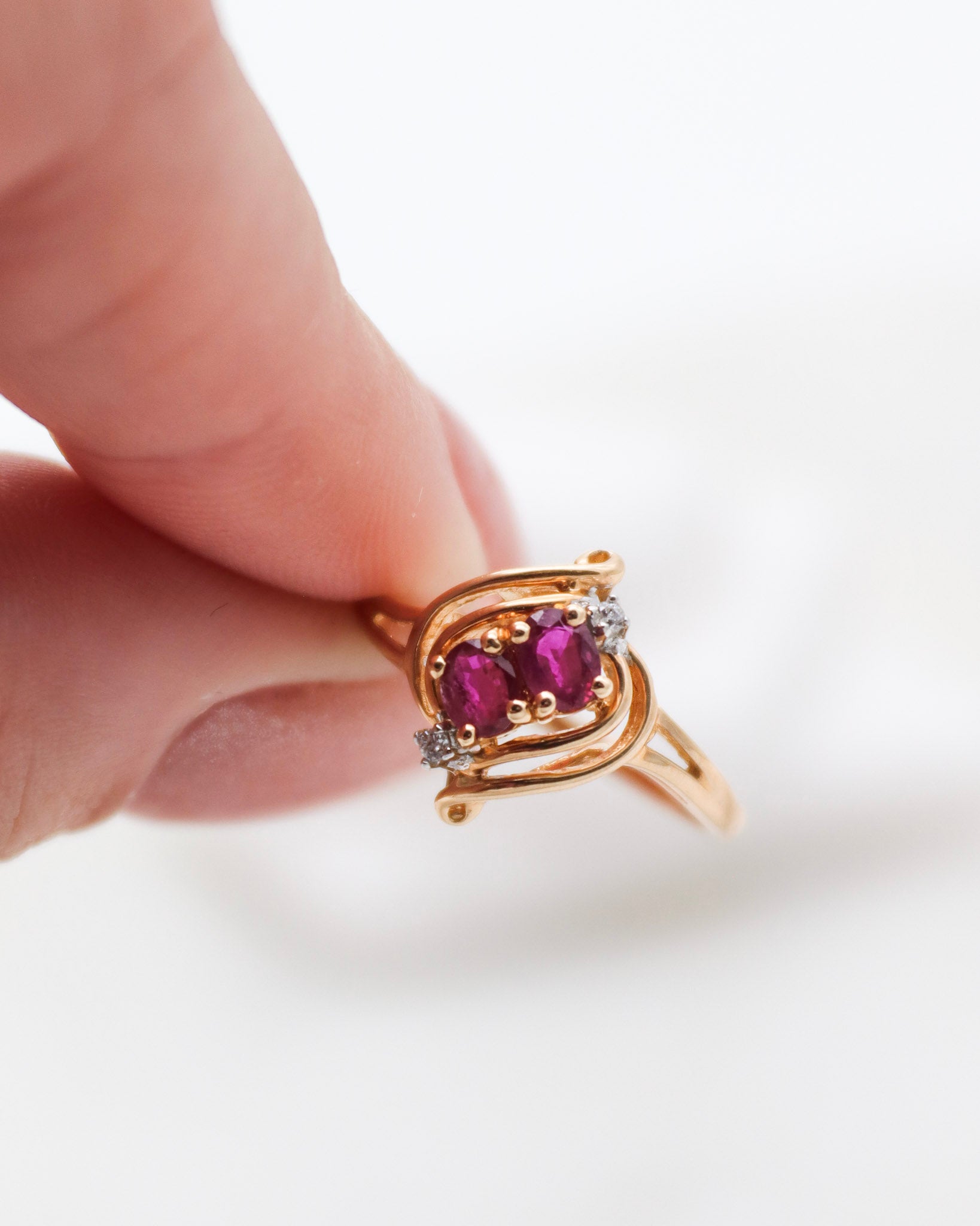 Vintage-Ring Rita mit 0.50ct Rubinen & 0.02ct Brillanten im Ovalschliff, gefasst in 585er Gelbgold – erhältlich in München und Augsburg