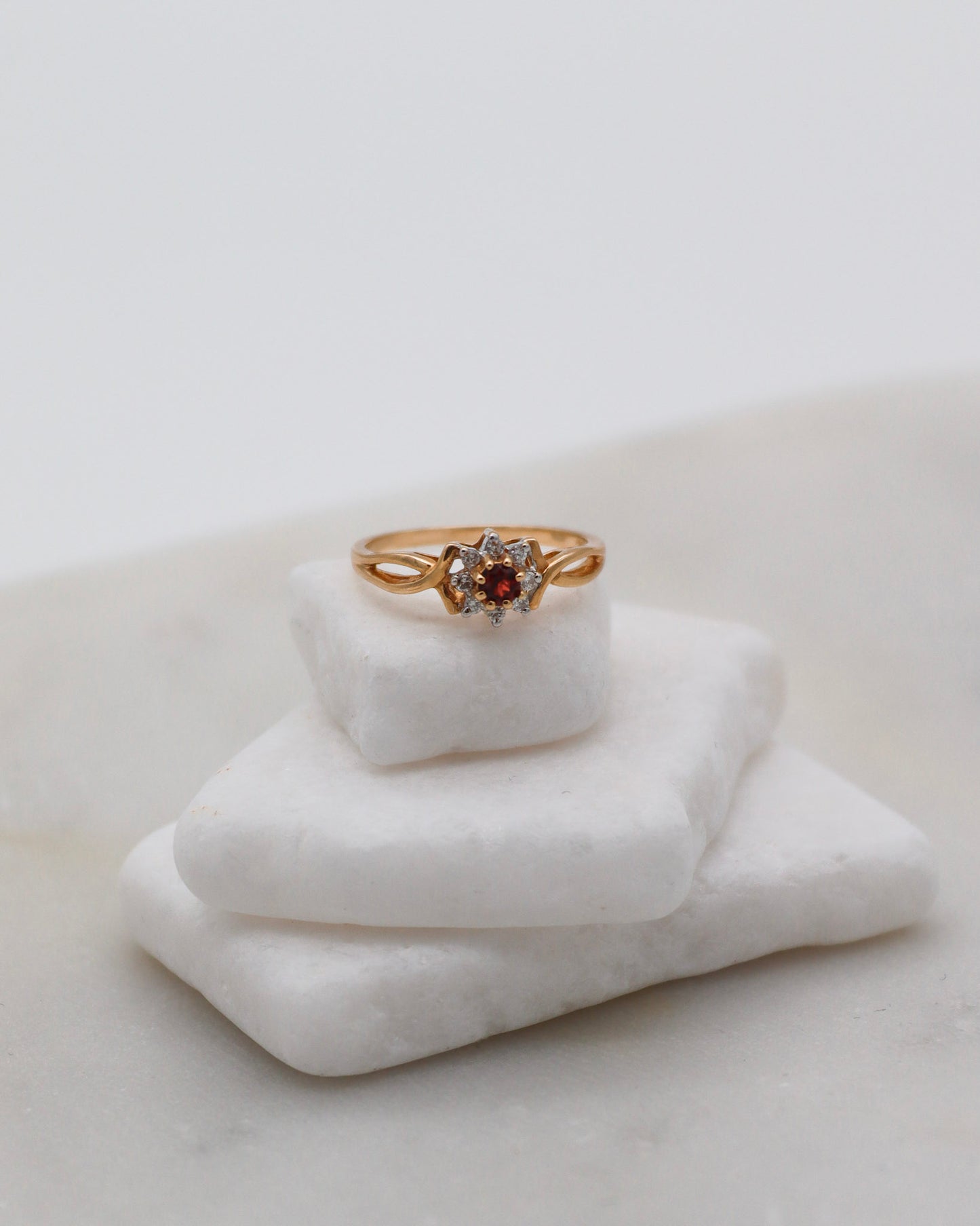 Vintage-Ring Alma mit 0.05ct Granat & 0.08ct Diamanten, gedrehte Ringschiene in 585er Gelbgold – erhältlich in München und Augsburg