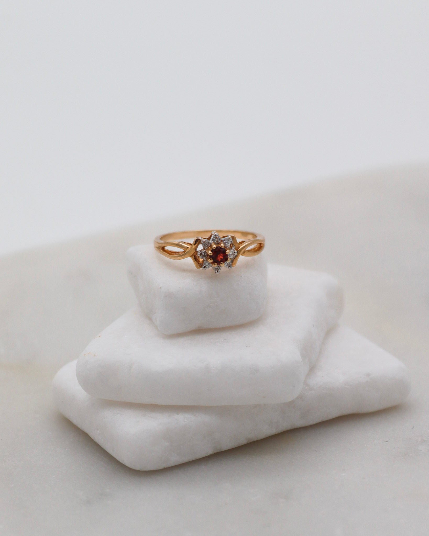 Vintage-Ring Alma mit 0.05ct Granat & 0.08ct Diamanten, gedrehte Ringschiene in 585er Gelbgold – erhältlich in München und Augsburg