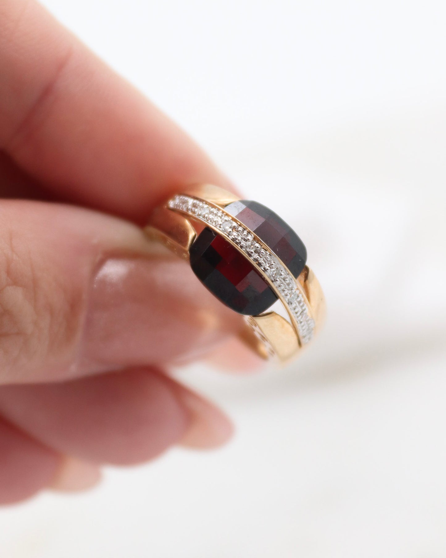 Vintage-Ring Catherine mit 3ct Cushion-Granat & 0.06ct Brillanten in 585er Gelbgold, asymmetrisches Design – erhältlich in München und Augsburg