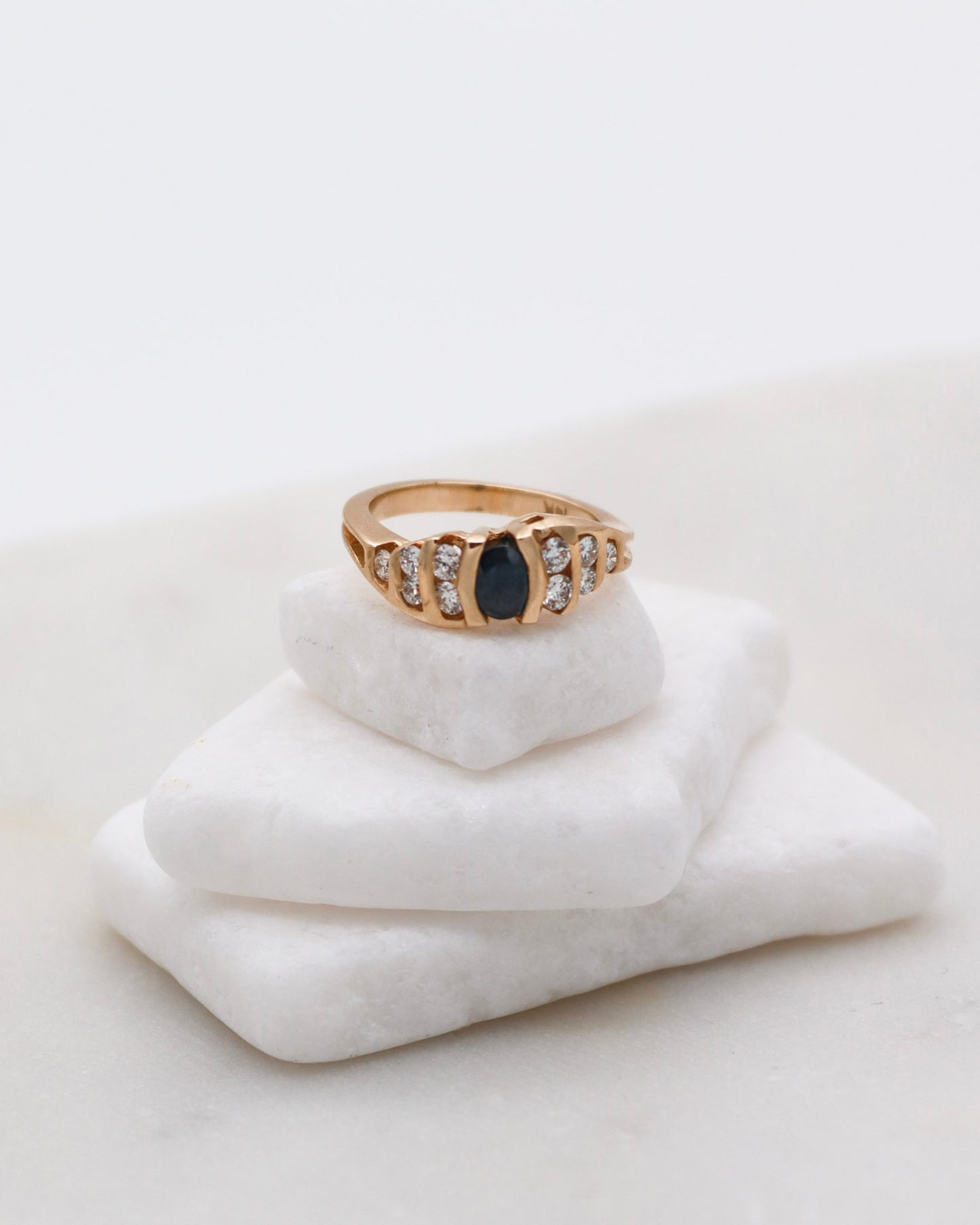 Vintage-Ring Doris mit 0.65ct Saphir & 0.50ct Brillanten in 585/-Gelbgold, geschwungene Ringschiene – erhältlich in München und Augsburg