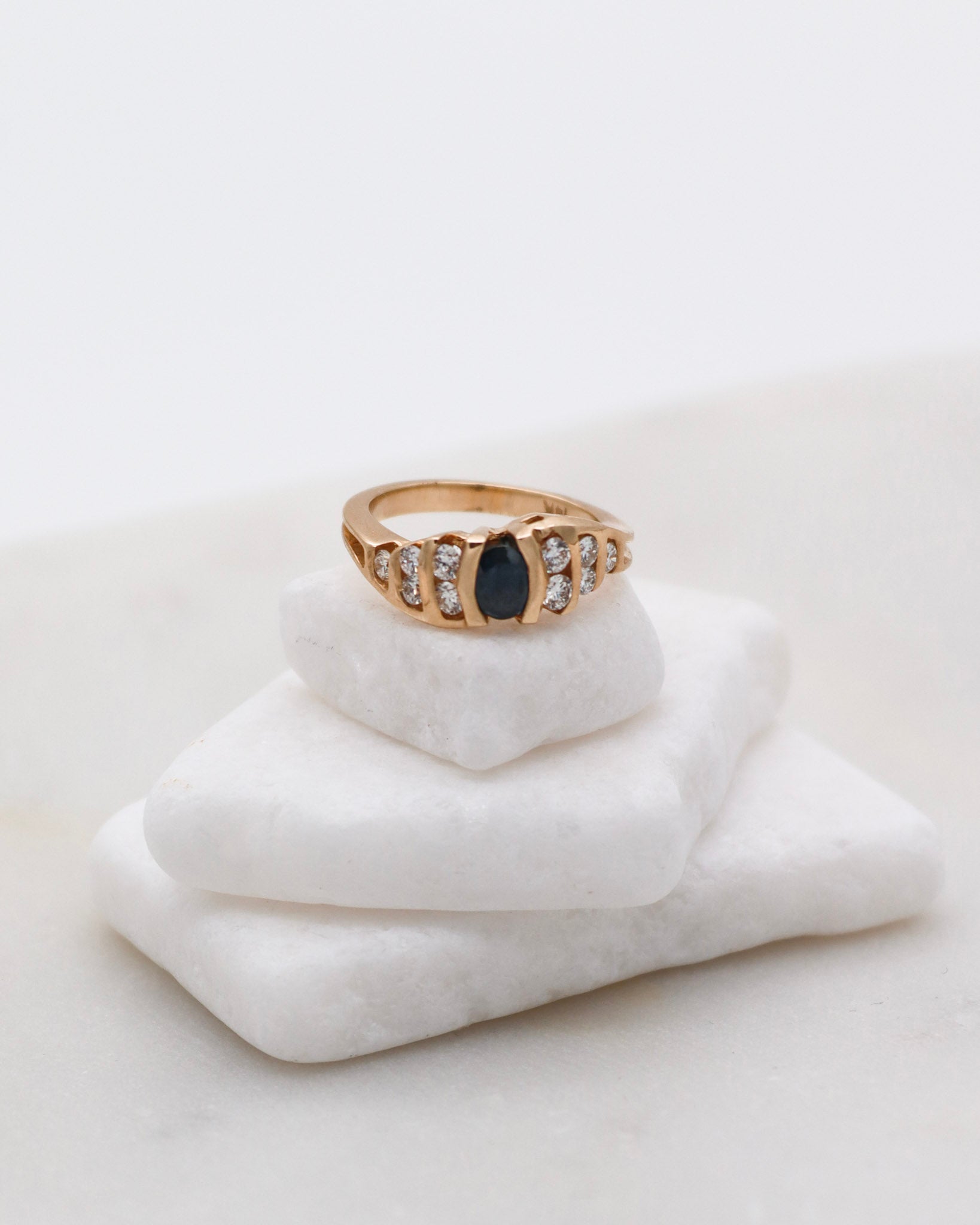 Vintage-Ring Doris mit 0.65ct Saphir & 0.50ct Brillanten in 585/-Gelbgold, geschwungene Ringschiene – erhältlich in München und Augsburg