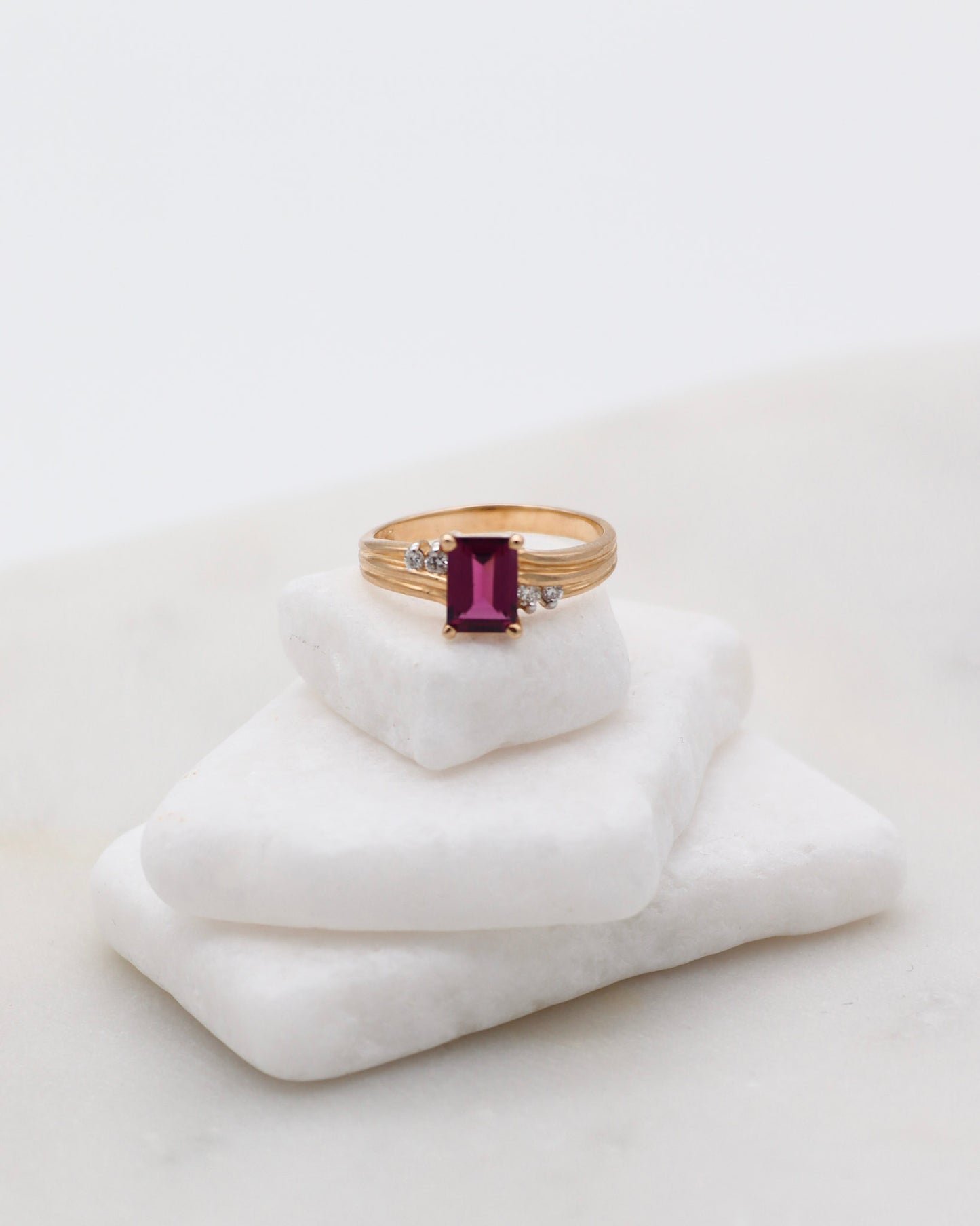Vintage-Ring Florence mit 0.5ct Rhodolith & 0.06ct Brillanten im Baguette-Design aus 585/-Gelbgold – erhältlich in München und Augsburg