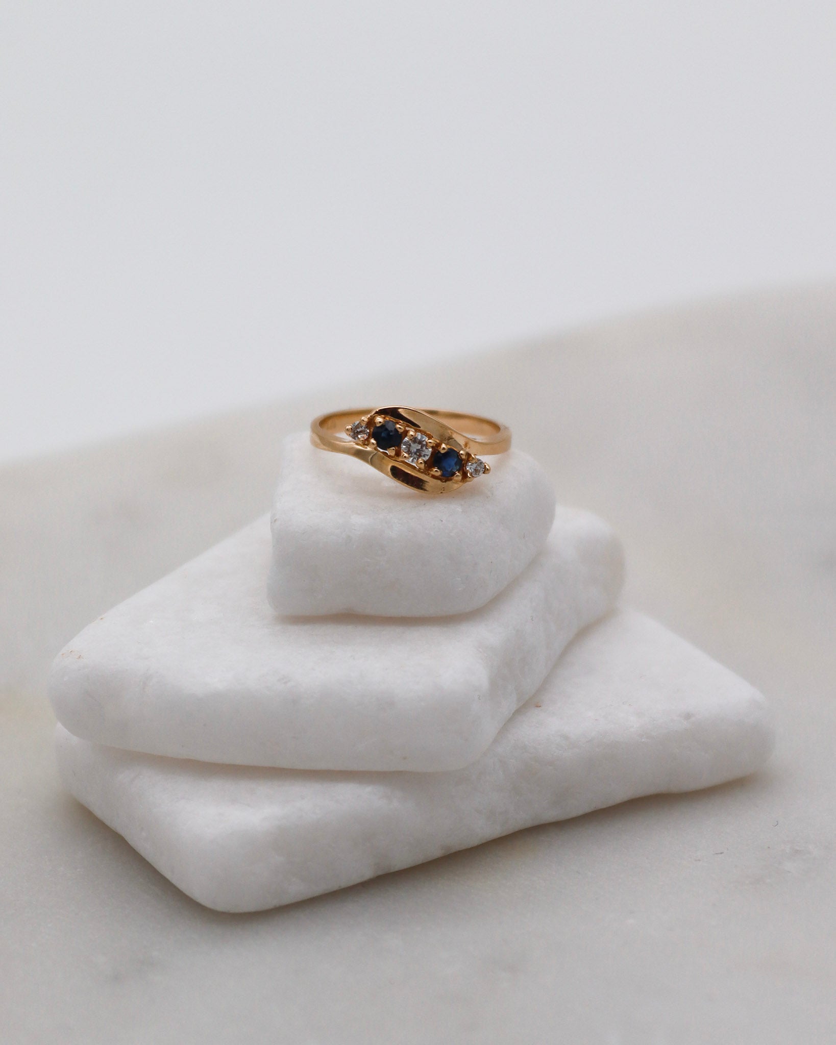 Vintage-Ring Gertrude mit 0.15ct Saphiren & 0.10ct Brillanten, florale Ringschiene aus 585/-Gelbgold – erhältlich in München und Augsburg