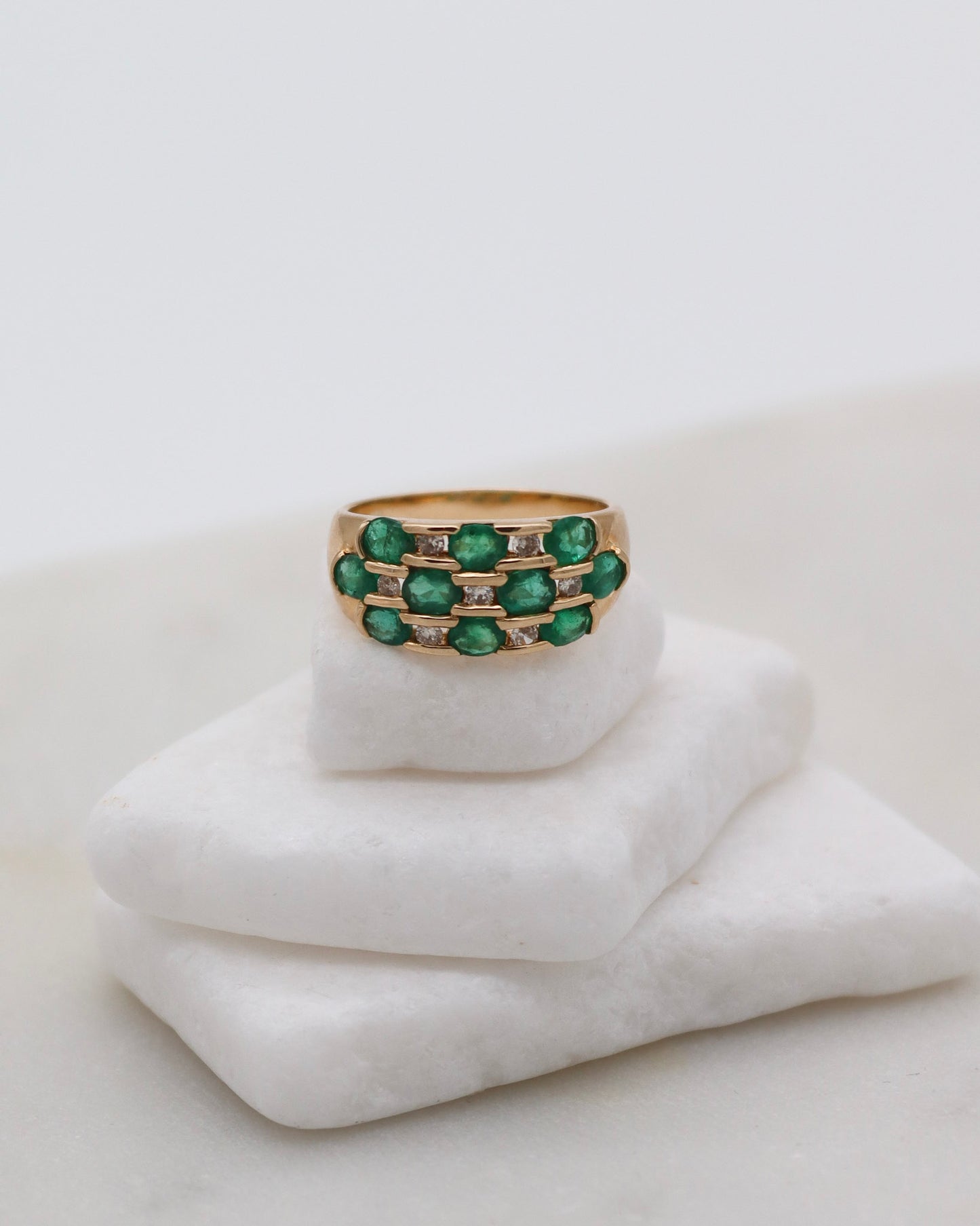 Vintage-Ring Harriet mit 0.73ct Smaragden & 0.18ct Brillanten, breite Art-Déco-Ringschiene aus 585/-Gelbgold – erhältlich in München und Augsburg
