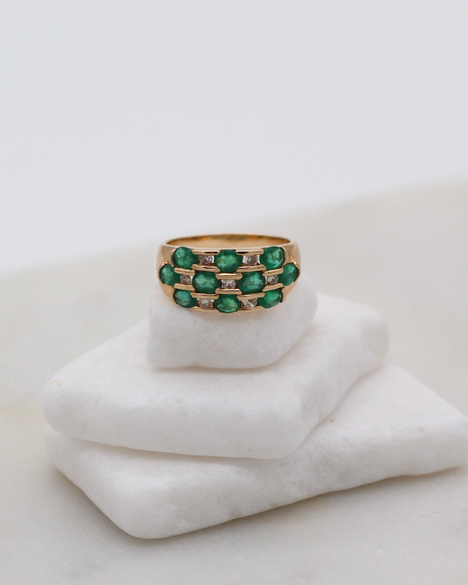 Vintage-Ring Harriet mit 0.73ct Smaragden & 0.18ct Brillanten, breite Art-Déco-Ringschiene aus 585/-Gelbgold – erhältlich in München und Augsburg