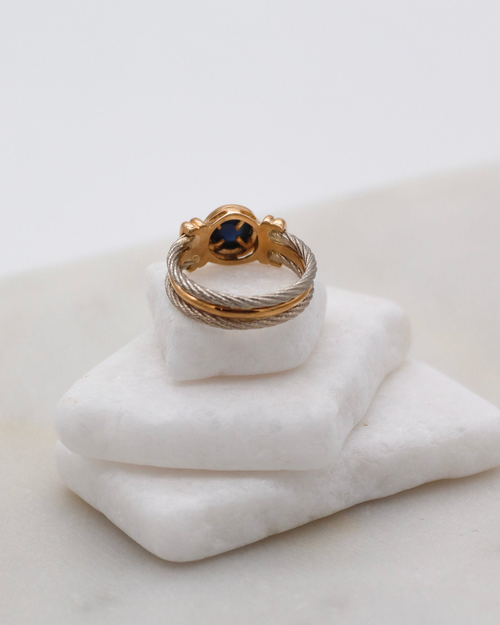Vintage-Ring Irene mit 0.5ct Saphir in Bezel-Fassung, Bicolor-Ringschiene aus 585/-Gelbgold & Weißgelbgold – erhältlich in München und Augsburg