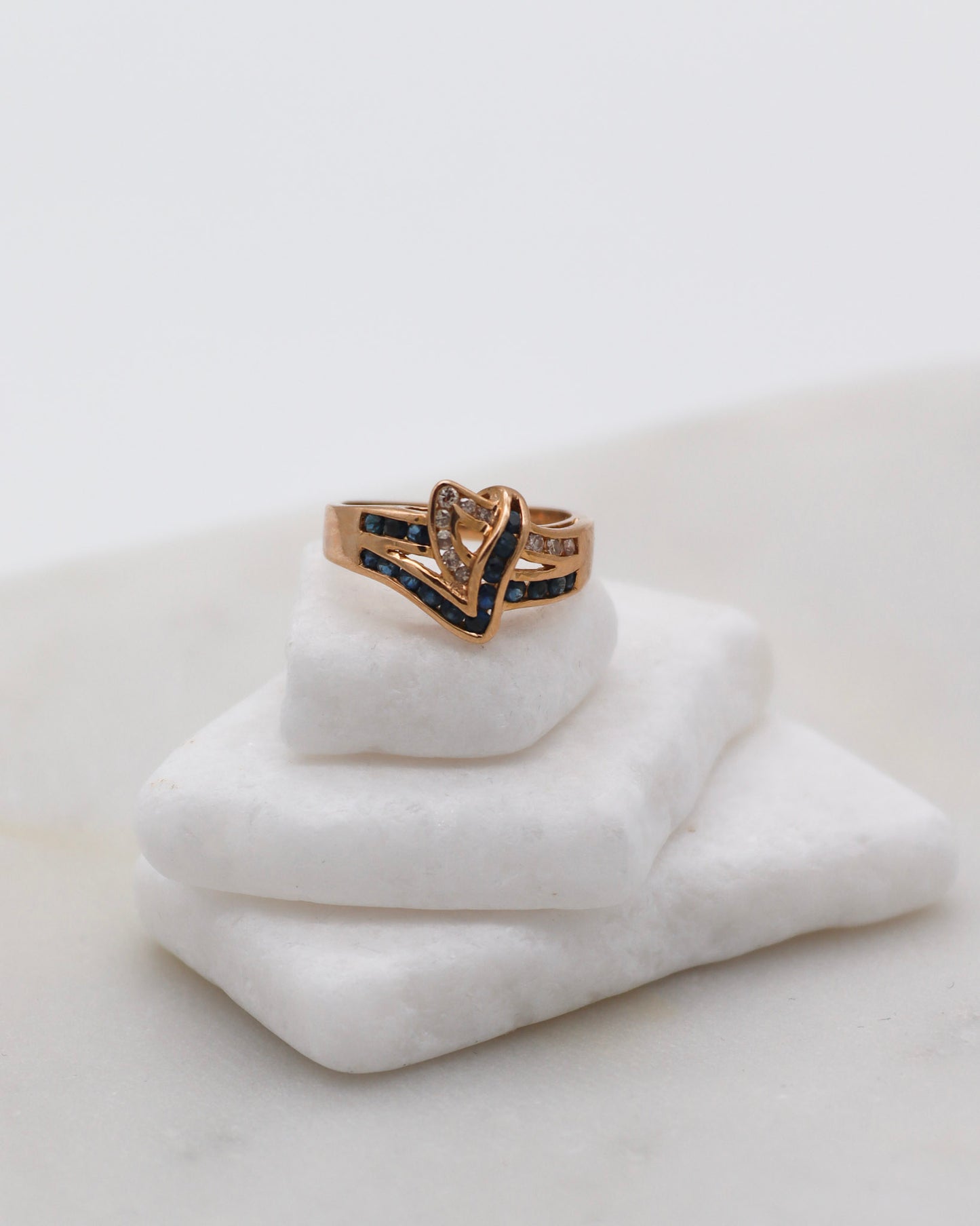 Vintage-Ring Jaqueline mit 0.20ct Saphiren & 0.15ct Brillanten, Knotendetail in 585/-Gelbgold – erhältlich in München und Augsburg