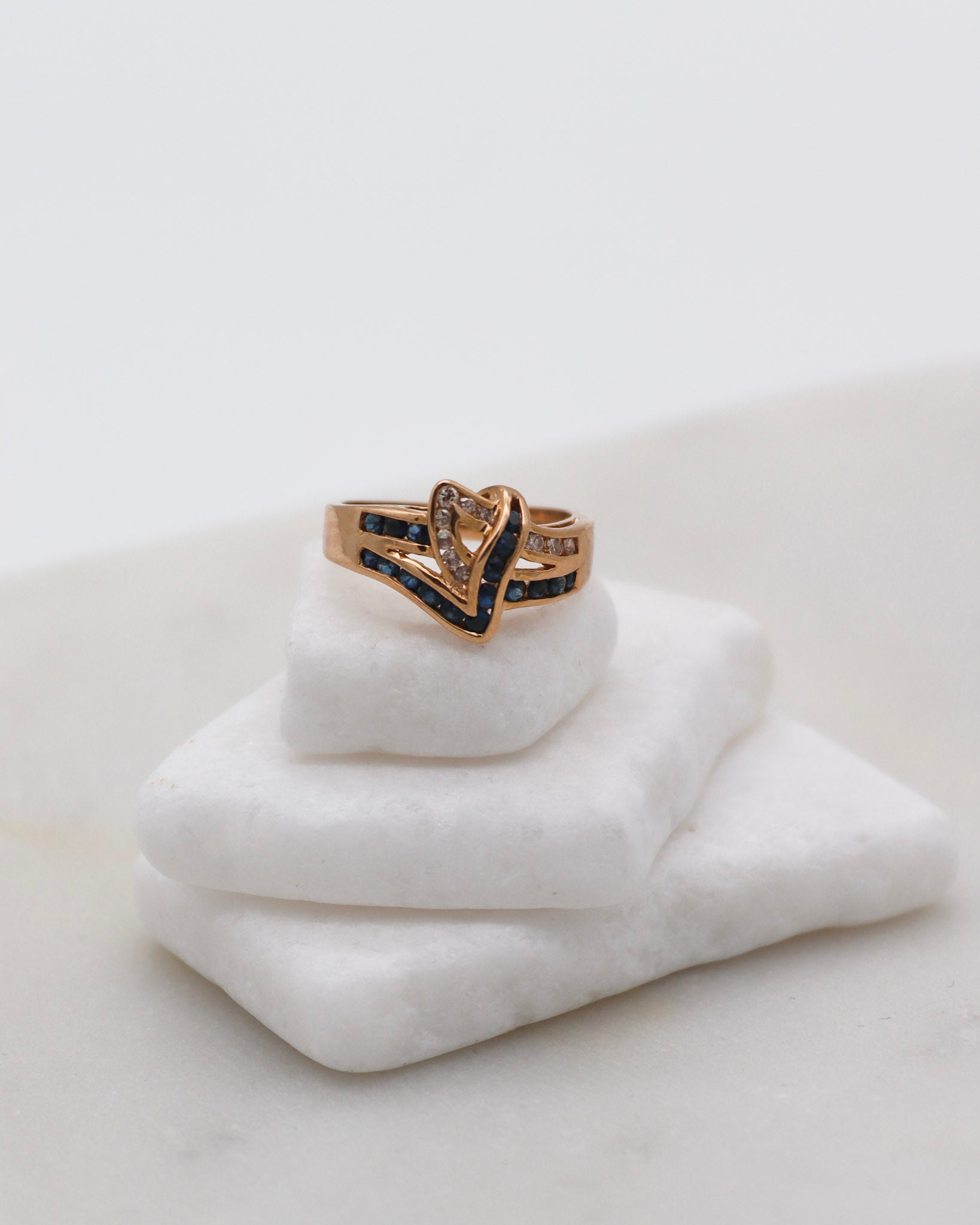 Vintage-Ring Jaqueline mit 0.20ct Saphiren & 0.15ct Brillanten, Knotendetail in 585/-Gelbgold – erhältlich in München und Augsburg