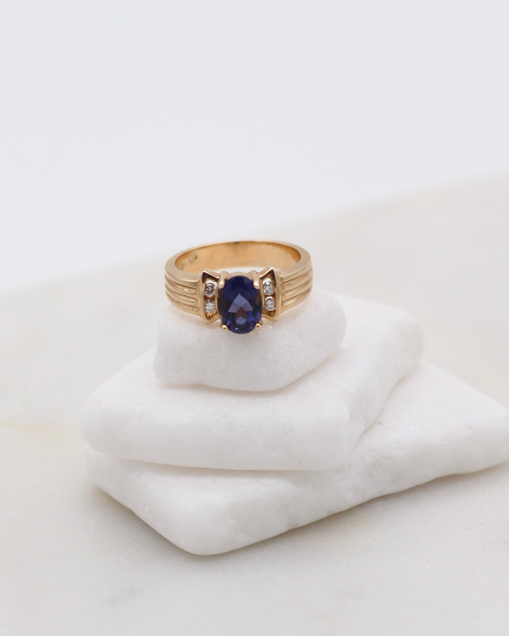 Vintage-Ring Kathleen mit 0.80ct Iolith & 0.08ct Brillanten, Bow-Tie-Rillenmuster in 585/-Gelbgold – erhältlich in München und Augsburg