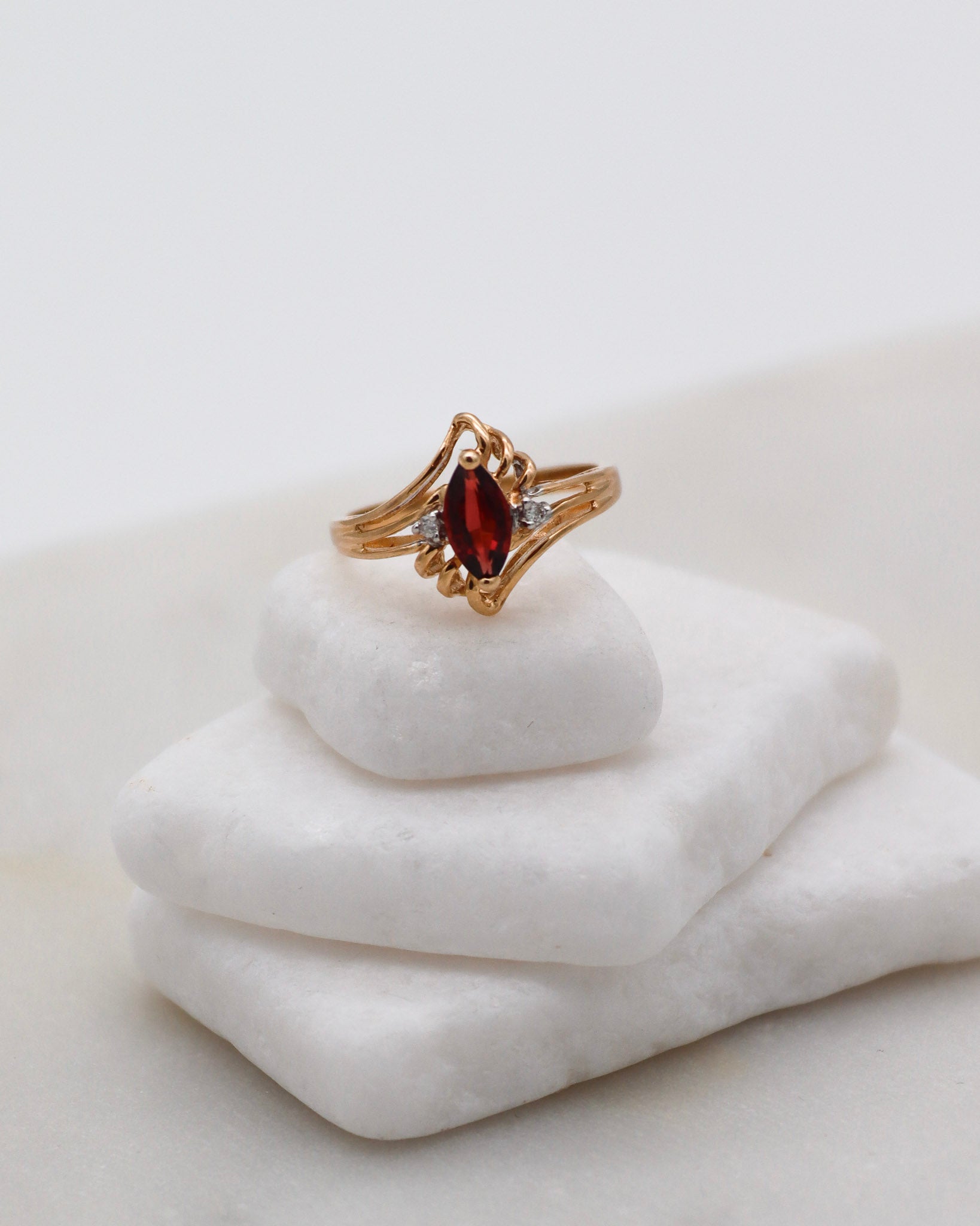Vintage-Ring Lorraine mit 0.30ct Granat & 0.02ct Brillanten im Art-Déco-Stil, gefertigt aus 585/-Gelbgold – erhältlich in München und Augsburg