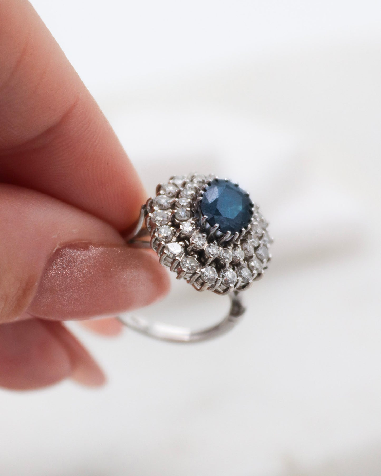 Vintage-Ring Diana mit 1.5ct Saphir, 0.54ct Brillanten & 1.26ct Diamanten im Double Halo, gefertigt aus 585/-Weißgelbgold – erhältlich in München und Augsburg