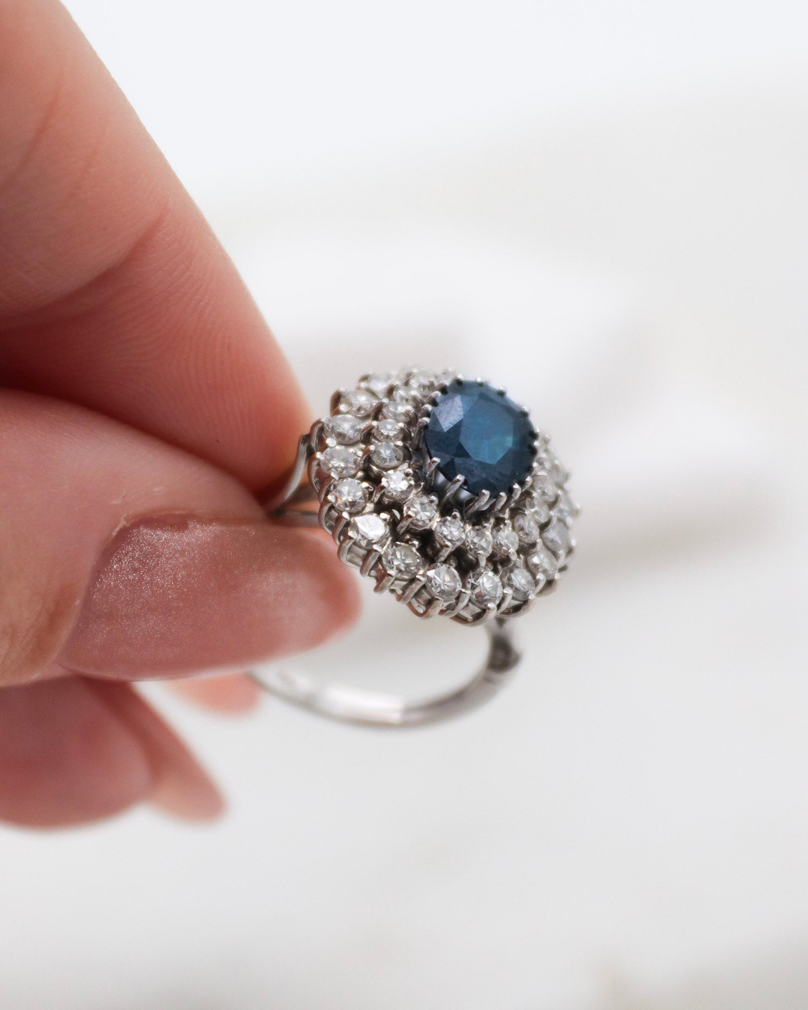 Vintage-Ring Diana mit 1.5ct Saphir, 0.54ct Brillanten & 1.26ct Diamanten im Double Halo, gefertigt aus 585/-Weißgelbgold – erhältlich in München und Augsburg