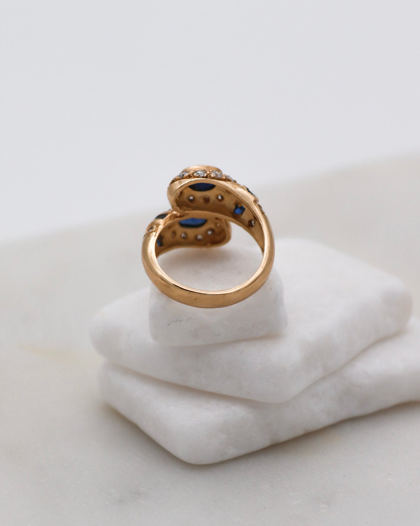 Vintage-Ring Pauline mit Saphiren und Brillanten im Serpent-Design