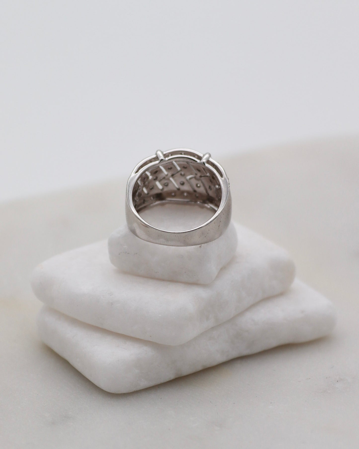 Vintage-Ring Regina mit 0.22ct Brillanten, Zickzack-Design & breiter Bicolor-Ringschiene aus 585/-Weißgelbgold – erhältlich in München und Augsburg
