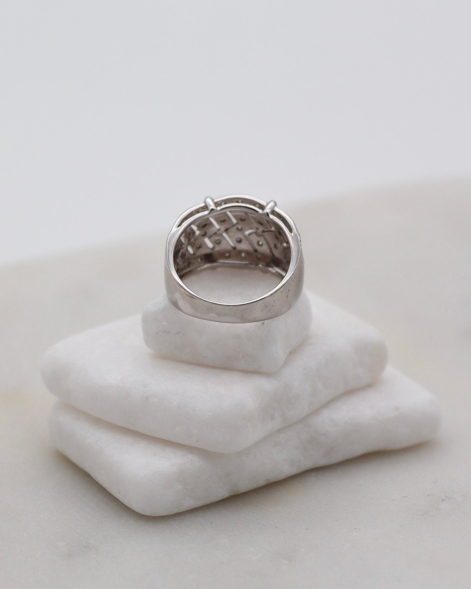 Vintage-Ring Regina mit 0.22ct Brillanten, Zickzack-Design & breiter Bicolor-Ringschiene aus 585/-Weißgelbgold – erhältlich in München und Augsburg
