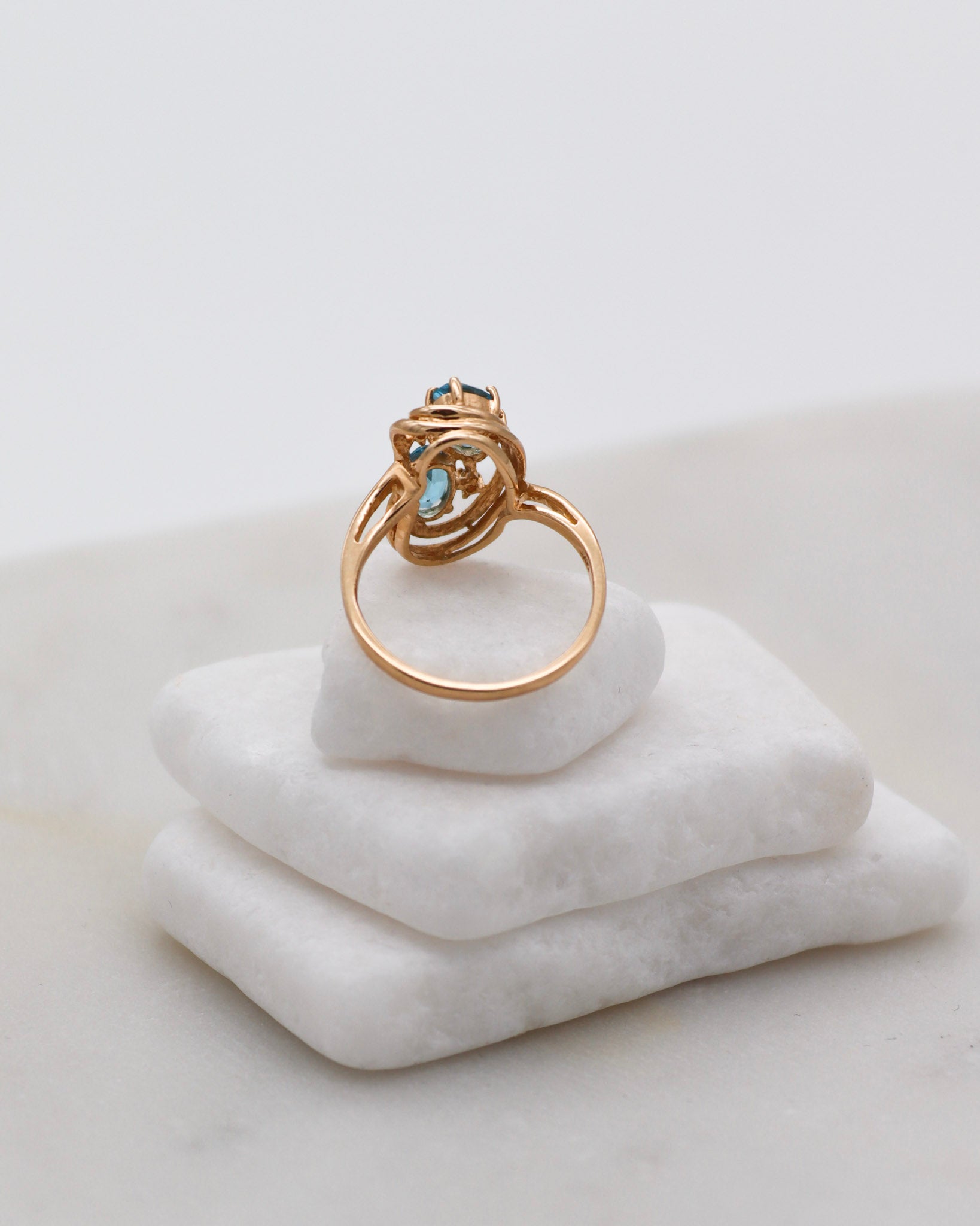 Vintage-Ring Theresa mit 0.60ct blauen Topasen & 0.05ct Brillanten, geschwungene Ringschiene aus 585/-Gelbgold – erhältlich in München und Augsburg