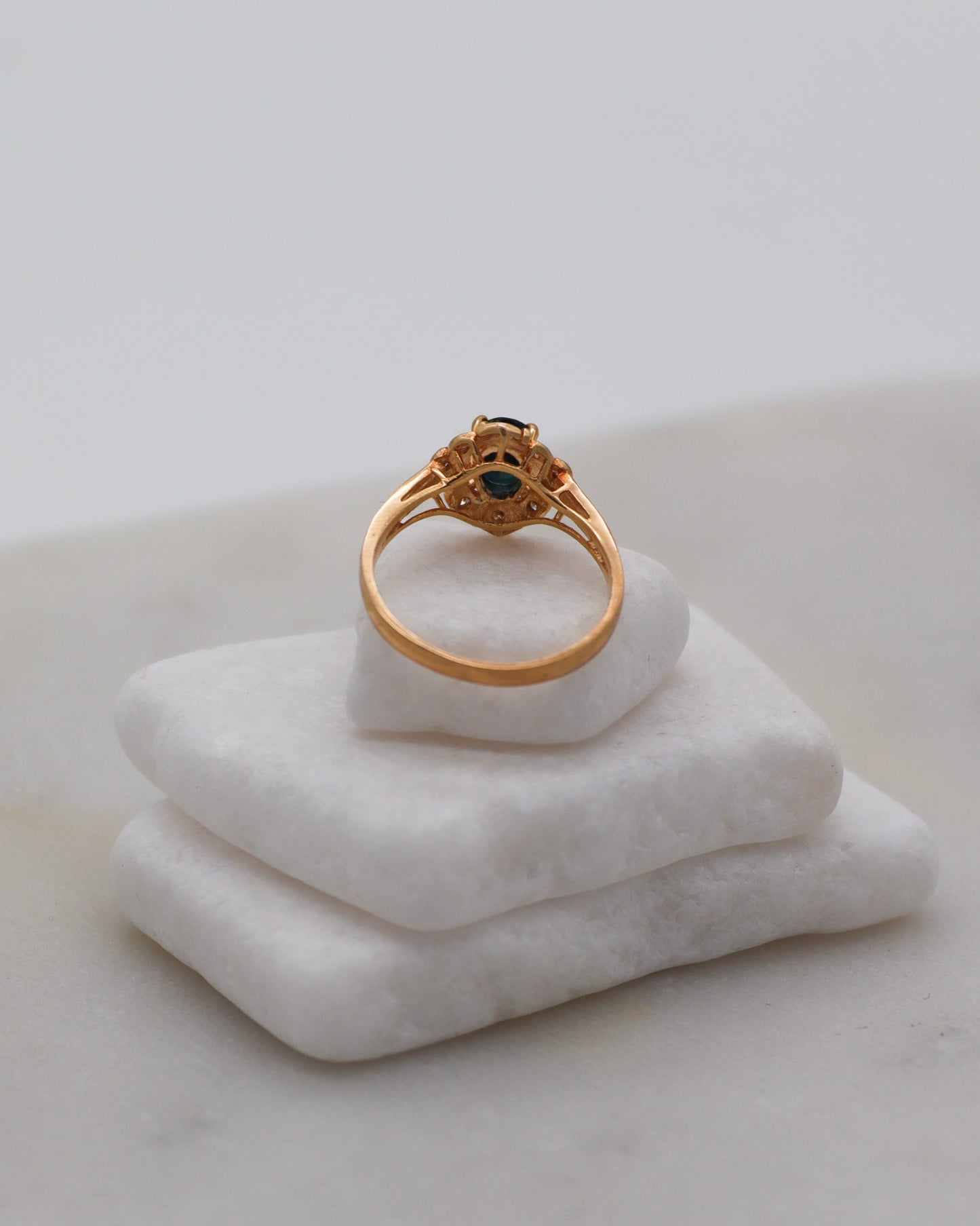 Vintage-Ring Vera mit 0.85ct Saphir & 0.07ct Brillanten im gregorianischen Halo, gefertigt aus 585/-Gelbgold – erhältlich in München und Augsburg