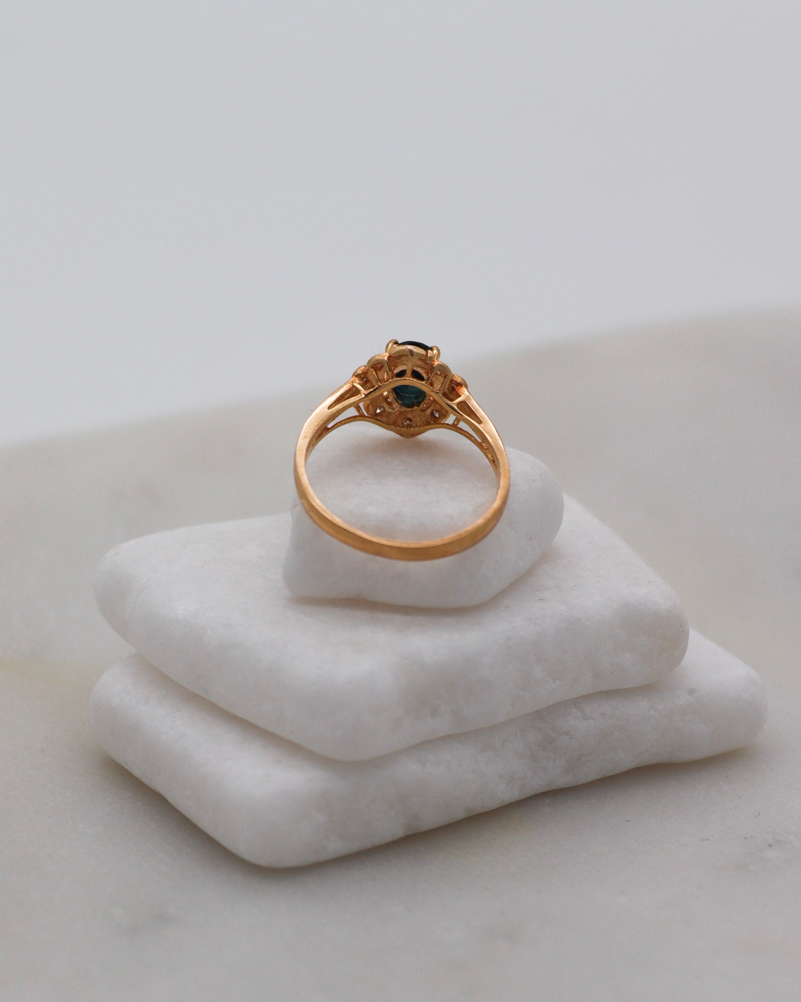 Vintage-Ring Vera mit 0.85ct Saphir & 0.07ct Brillanten im gregorianischen Halo, gefertigt aus 585/-Gelbgold – erhältlich in München und Augsburg