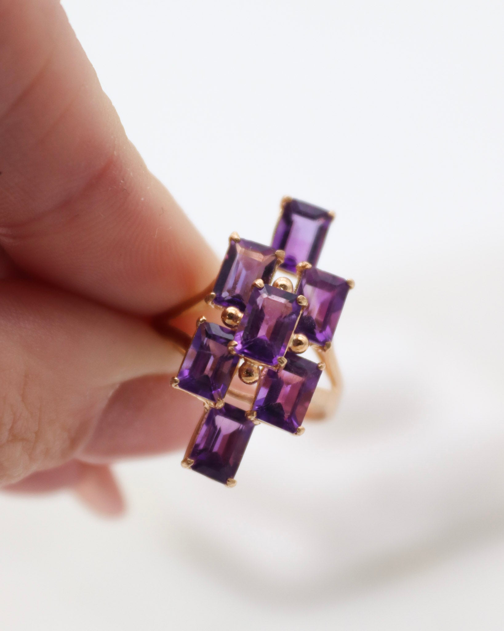 Vintage-Ring Wanda mit ca. 3ct Amethysten im Emerald Cut und Cathedral-Fassung aus 585er Gelbgold – erhältlich in München und Augsburg