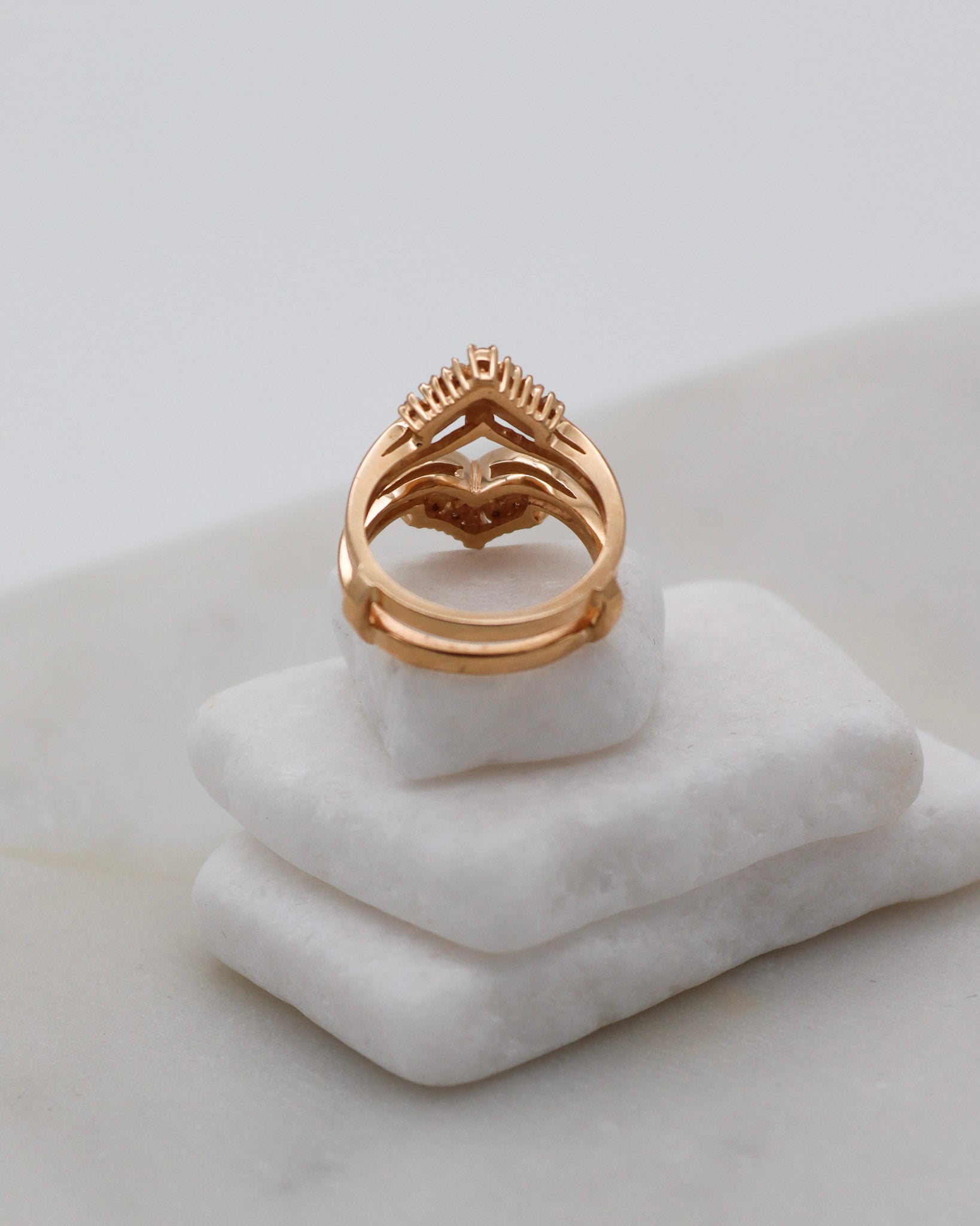 Vintage-Ring Yvonne mit 0.14ct Brillanten (W/P1), Doppelring-Optik als Guardring in 585/-Gelbgold – erhältlich in München und Augsburg