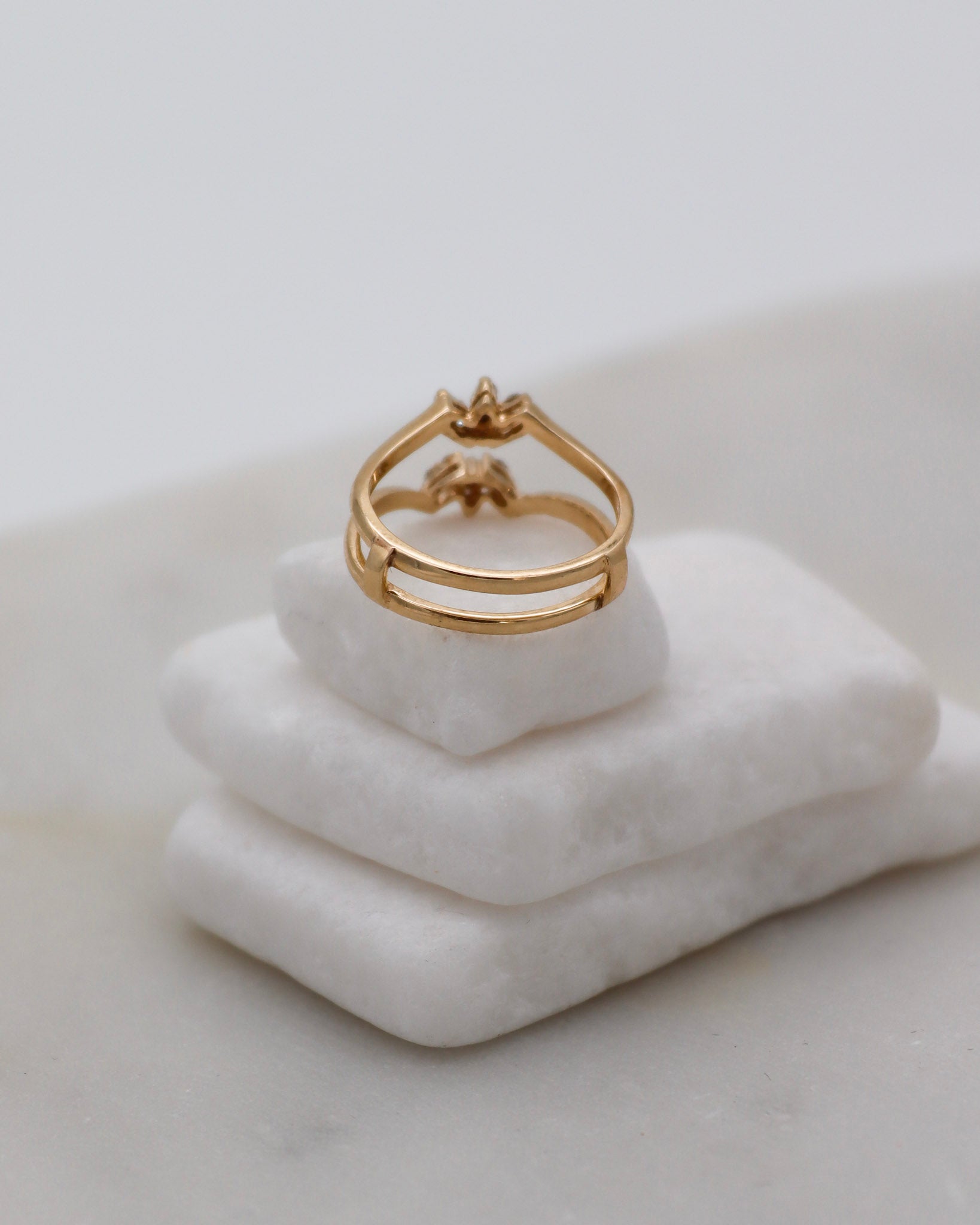 Vintage-Ring Annett mit 0.12ct Brillanten (W/SI), klassischer Doppelring-Guardring in 585/-Gelbgold – erhältlich in München und Augsburg