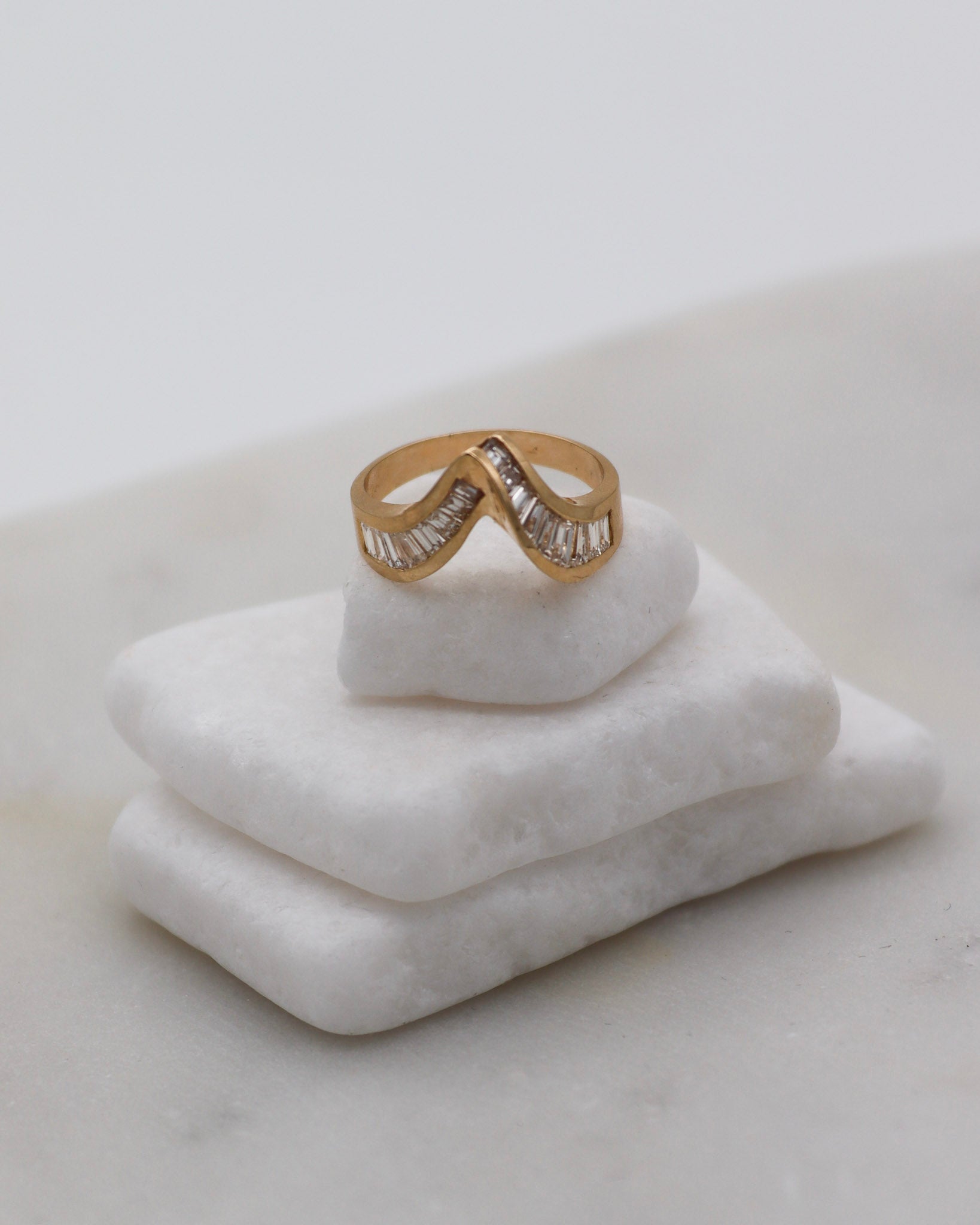 Vintage-Ring Beatrix mit 1.75ct Baguette- & Tapered-Diamanten in Invisible Setting, geschwungener Schwungring aus 585/-Gelbgold – erhältlich in München und Augsburg