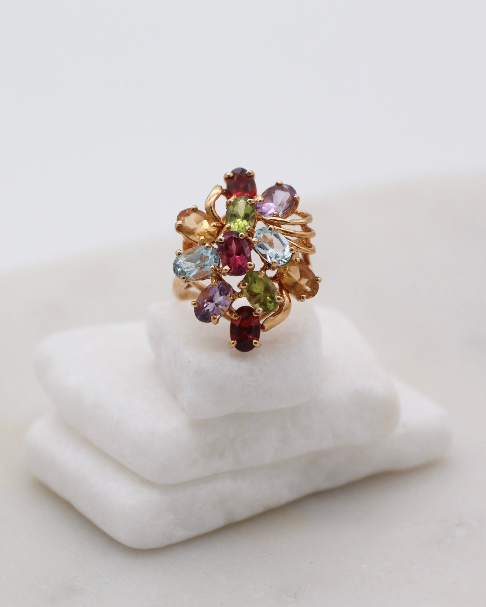 Vintage-Ring Colette mit Aquamarinen, Amethysten, Granaten, Peridots & Citrinen in floraler Anordnung aus 585/-Gelbgold – erhältlich in München und Augsburg