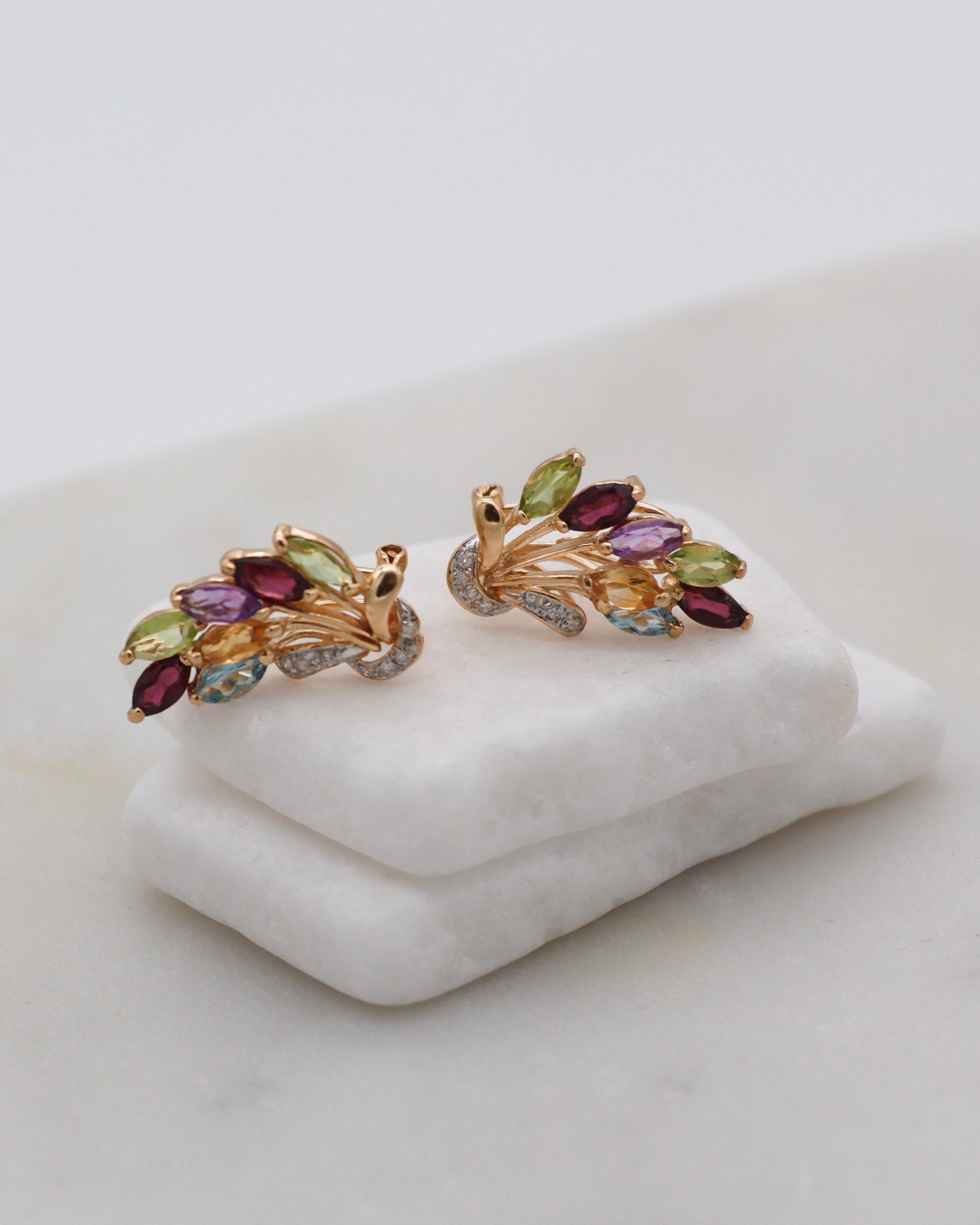 Colette Vintage-Ohrringe mit Peridots, Granaten, Amethyst, Citrin & Diamanten in 585/-Gelbgold, florales Design – erhältlich in München und Augsburg