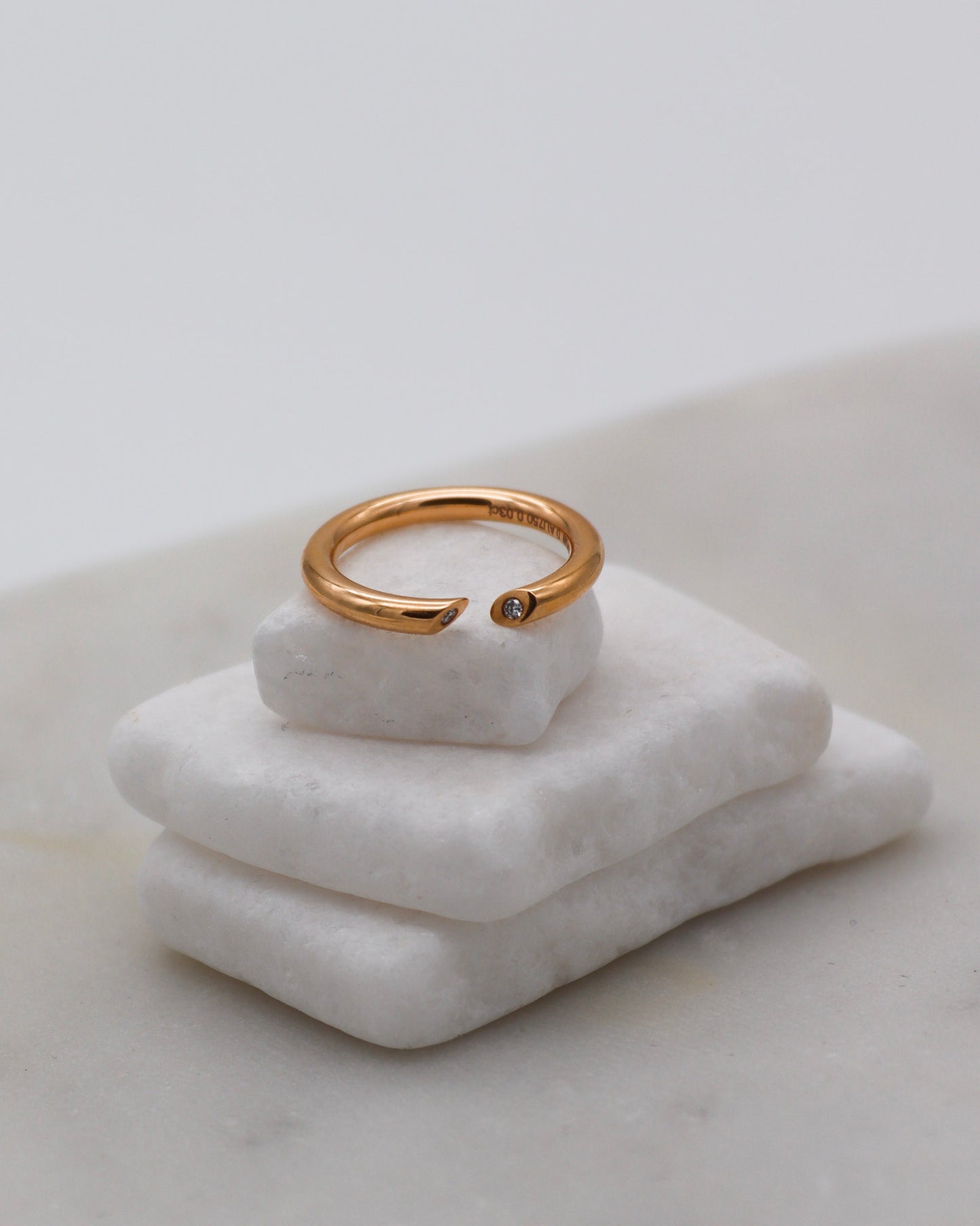Vintage-Ring Delilah mit 0.03ct Diamanten, offenes Splitring-Design im Bunz-Stil aus 750/-Gelbgold – erhältlich in München und Augsburg