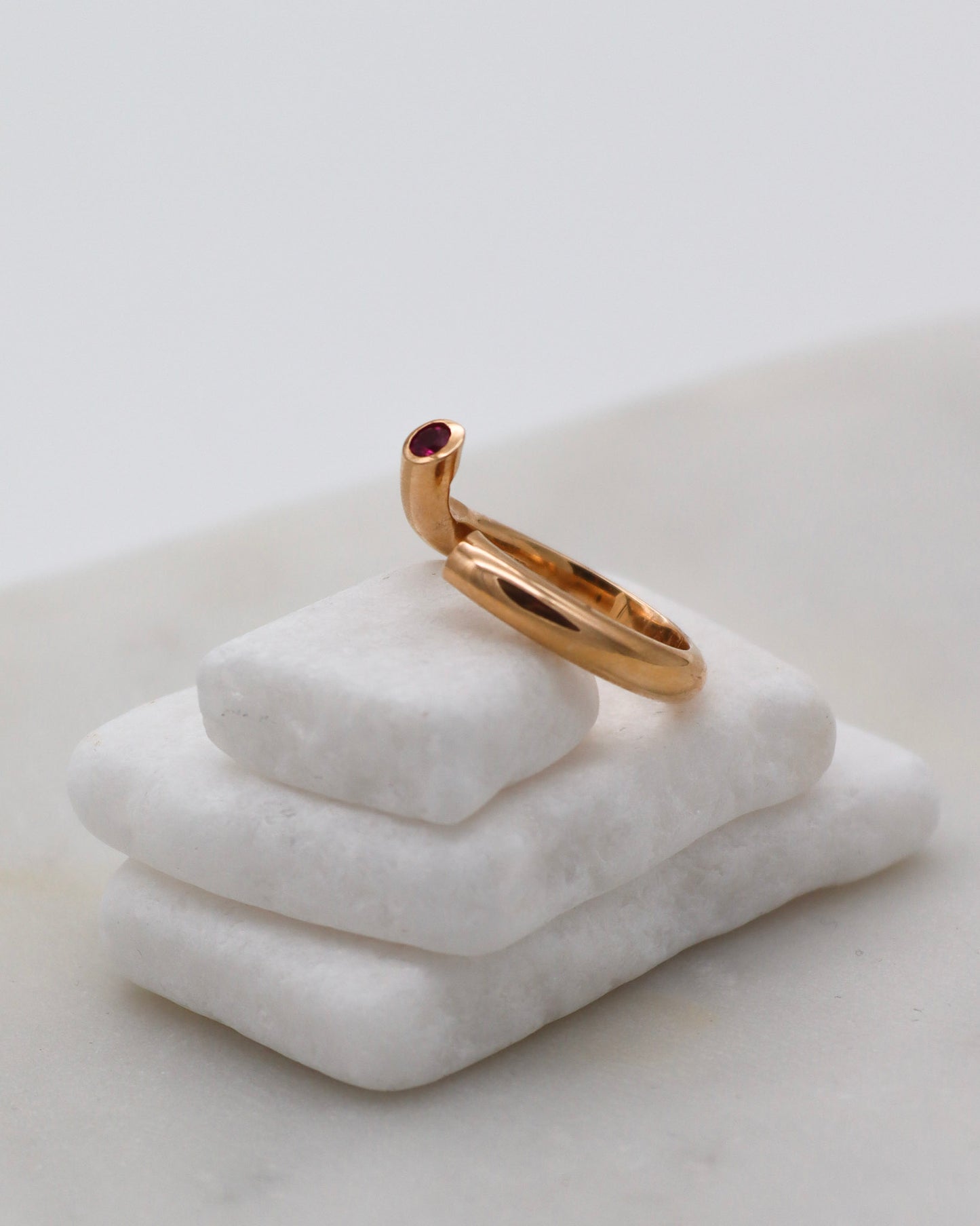 Vintage-Ring Eloise mit 0.05ct Rubin & 0.05ct Citrin in Bezel-Fassung, offenes Splitring-Design aus 585/-Gelbgold – erhältlich in München und Augsburg