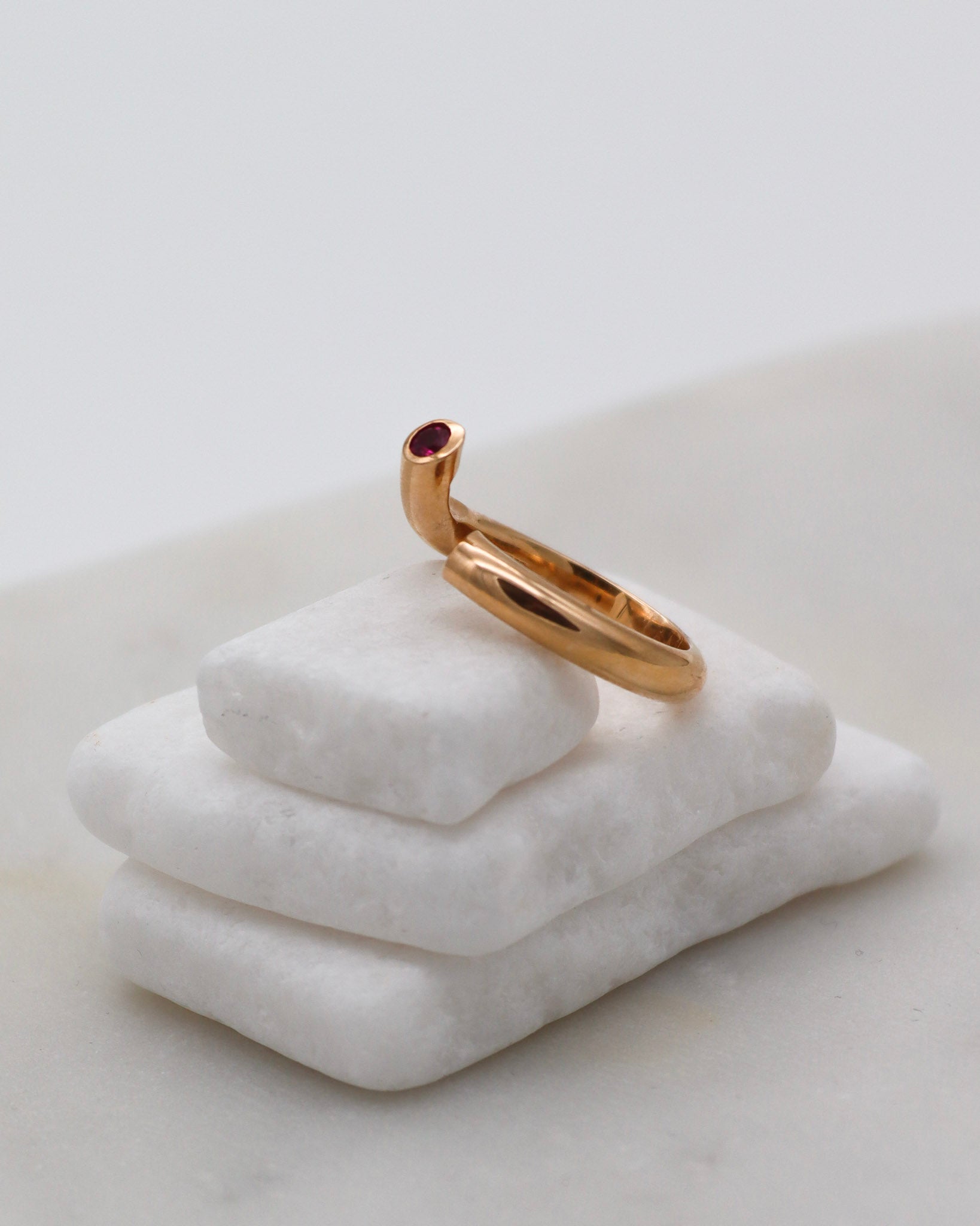 Vintage-Ring Eloise mit 0.05ct Rubin & 0.05ct Citrin in Bezel-Fassung, offenes Splitring-Design aus 585/-Gelbgold – erhältlich in München und Augsburg