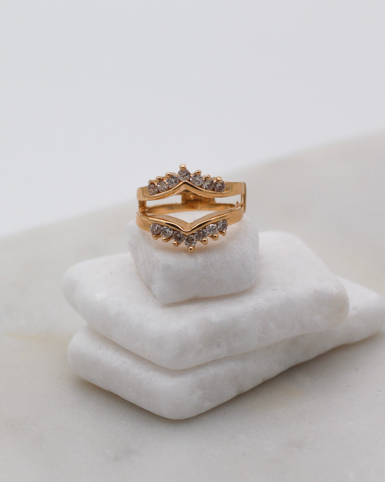 Vintage-Ring Genevieve mit 0.72ct Brillanten (W/P1), gespaltene Guardring-Ringschiene aus 585/-Gelbgold – erhältlich in München und Augsburg