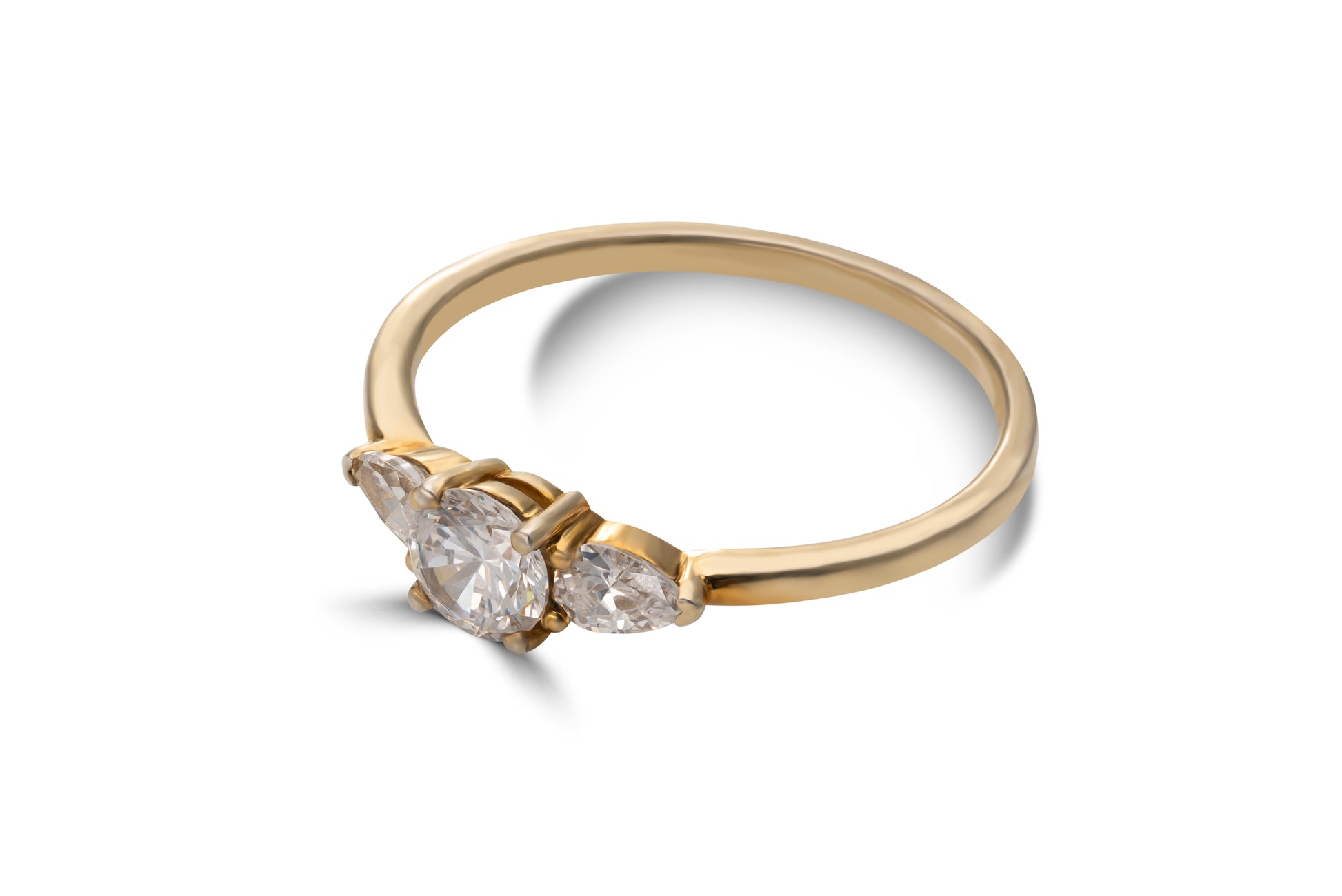 Verlobungsring Coralie mit 0.60ct Brillant & Pear-Diamant – modernes Duo für eure Liebe. Jetzt entdecken in München & Augsburg.