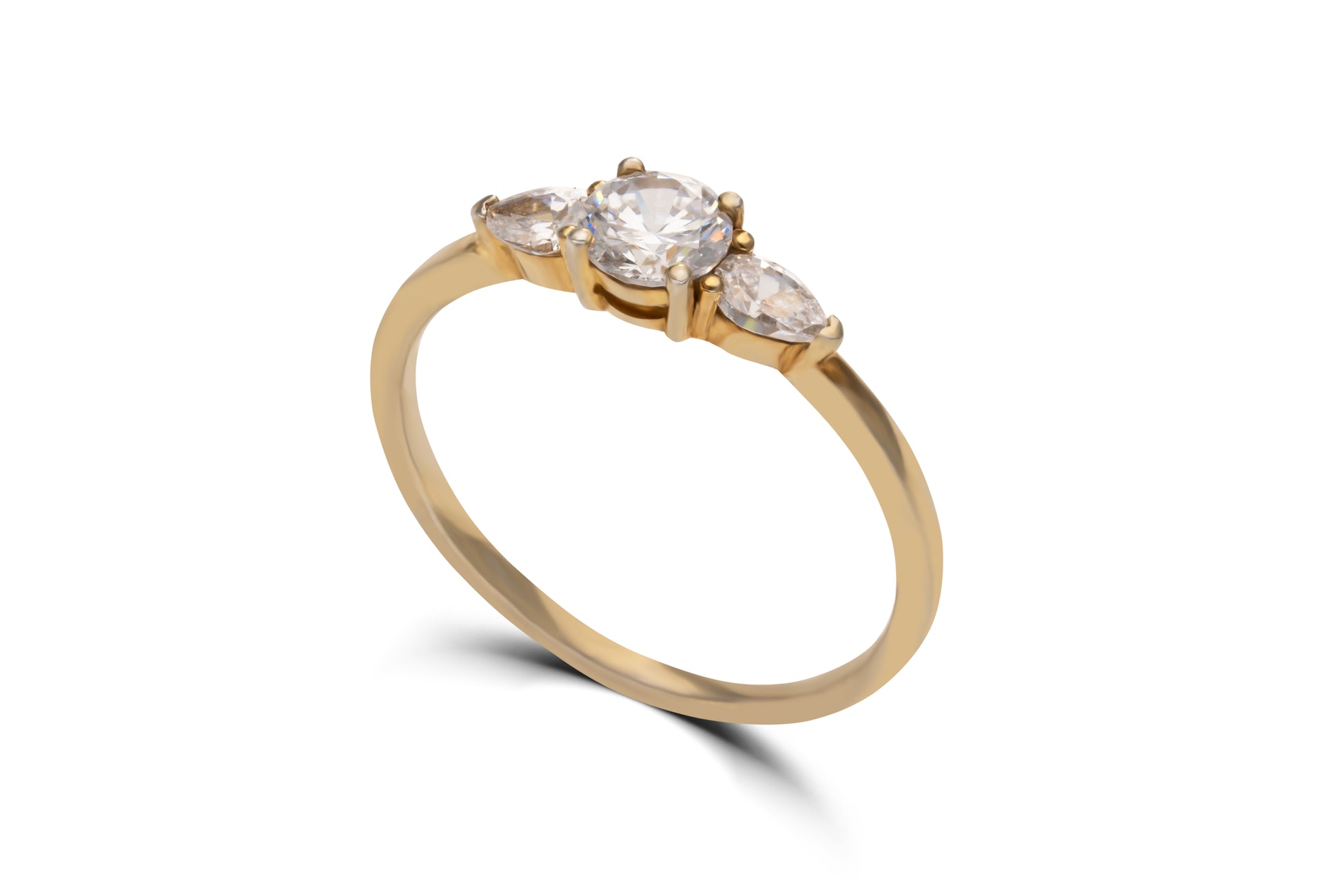 Verlobungsring Coralie mit 0.60ct Brillant & Pear-Diamant – modernes Duo für eure Liebe. Jetzt entdecken in München & Augsburg.