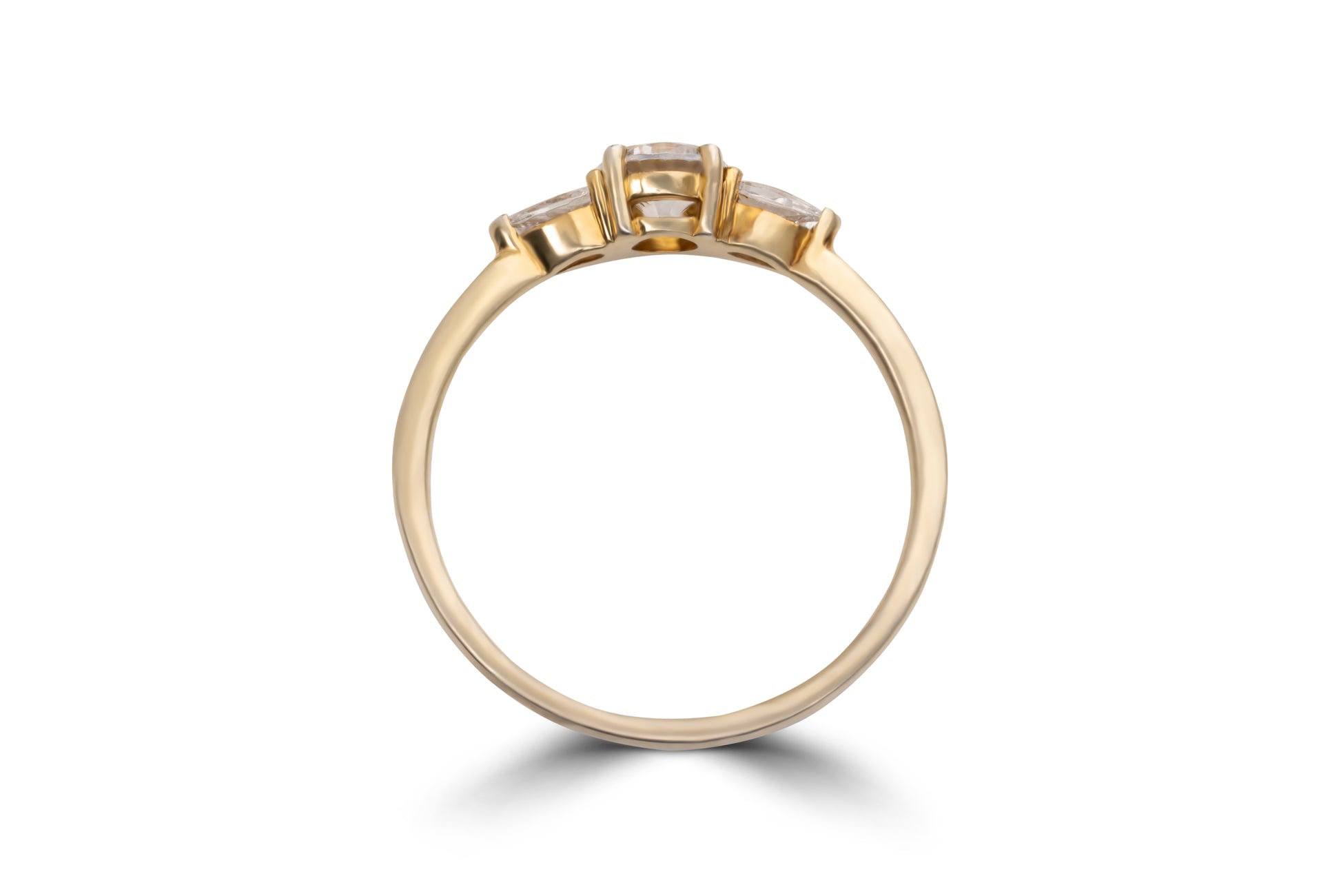 Verlobungsring Coralie mit 0.60ct Brillant & Pear-Diamant – modernes Duo für eure Liebe. Jetzt entdecken in München & Augsburg.