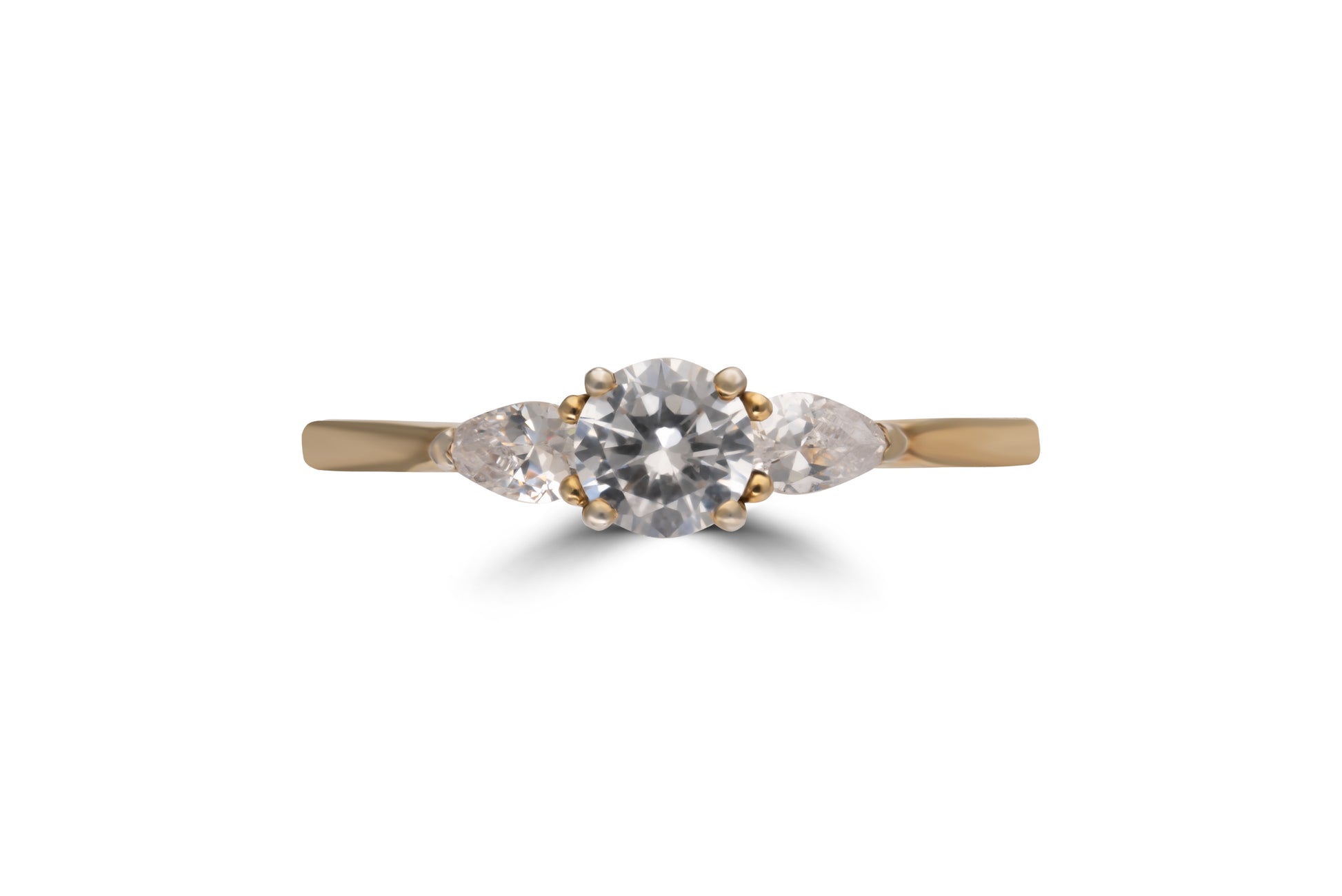 Verlobungsring Coralie mit 0.60ct Brillant & Pear-Diamant – modernes Duo für eure Liebe. Jetzt entdecken in München & Augsburg.
