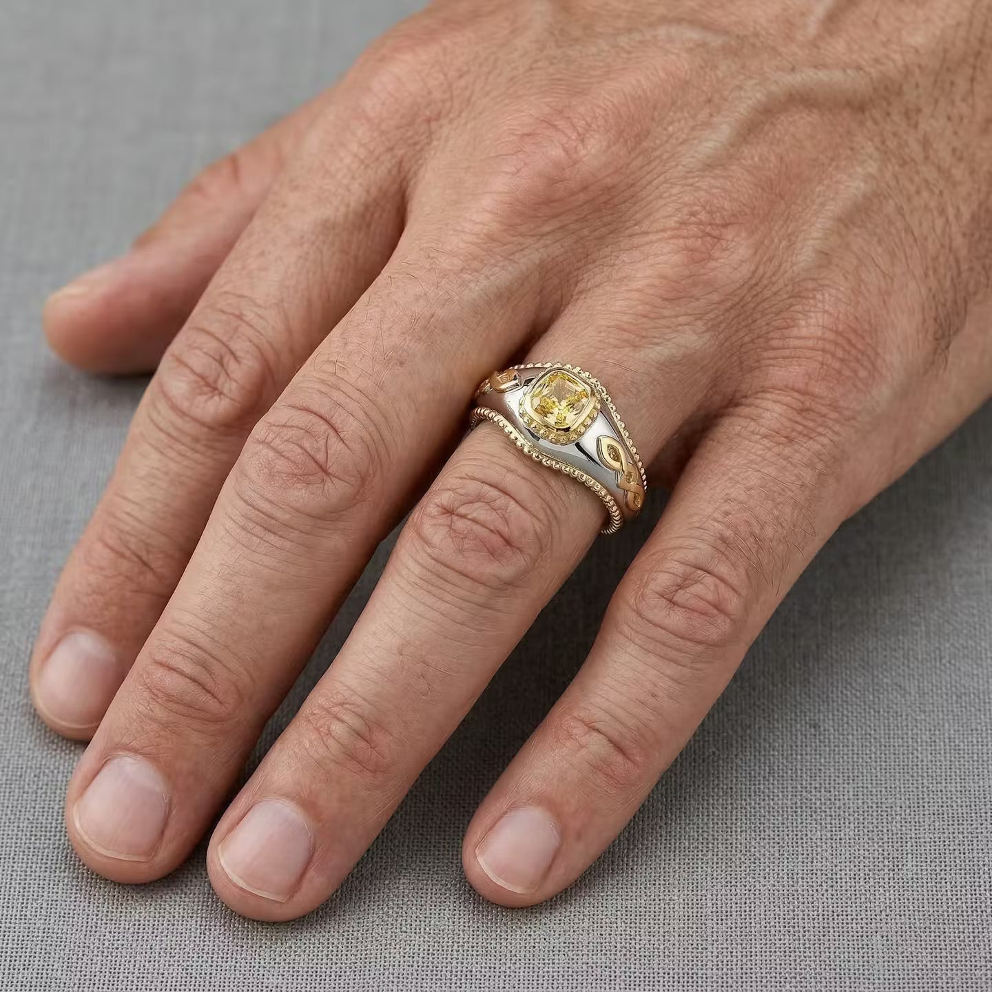 Herrenring mit intensivem gelbem Kissenschliff und Solitärdiamant