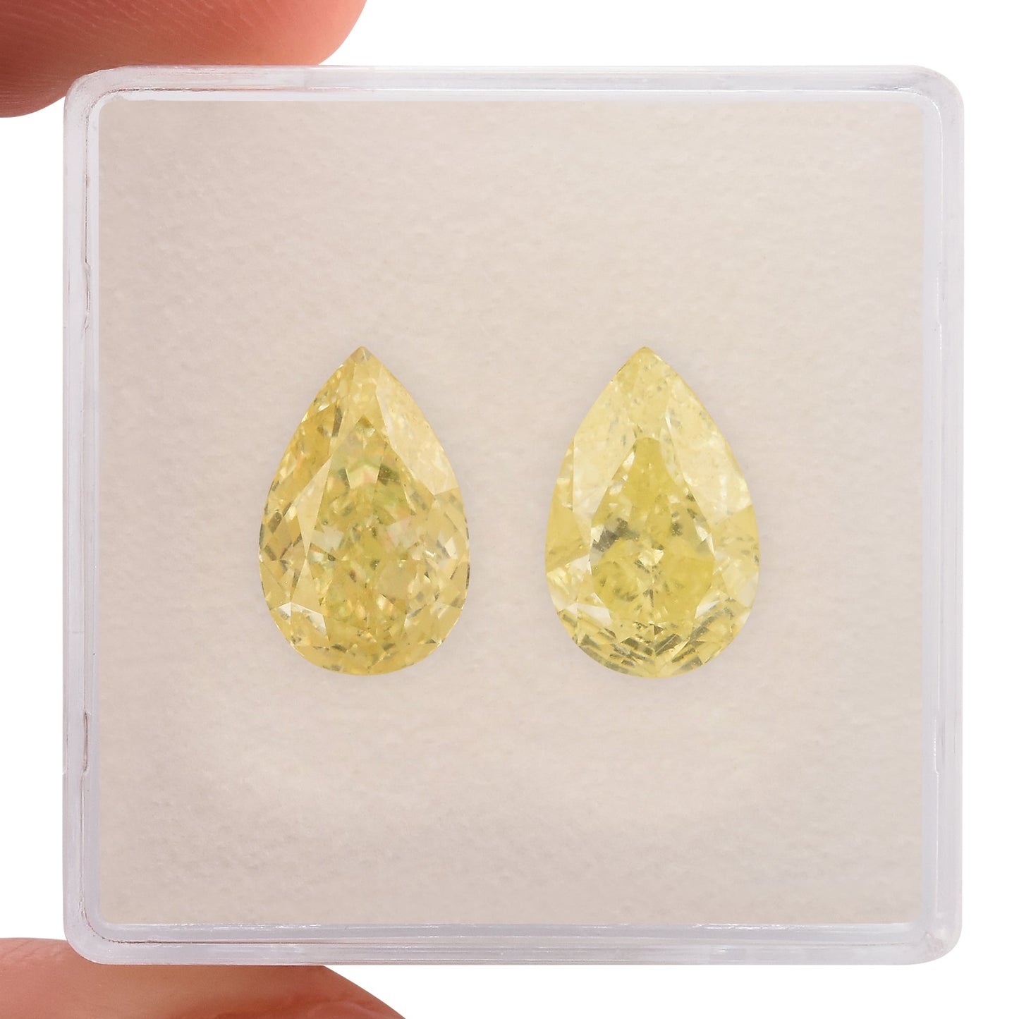 4,03 Karat hellgelbe Birnendiamanten VS1