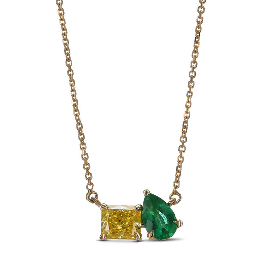 Anhänger mit grünem Smaragd und leuchtend gelbem Diamanten.