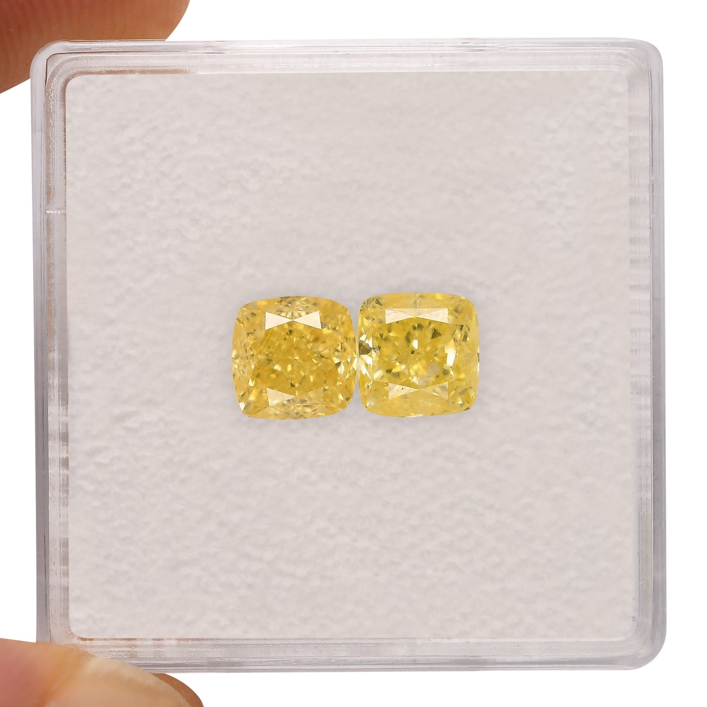 2,09 Karat Fancy Intense Yellow Cushion Diamonds VS2
