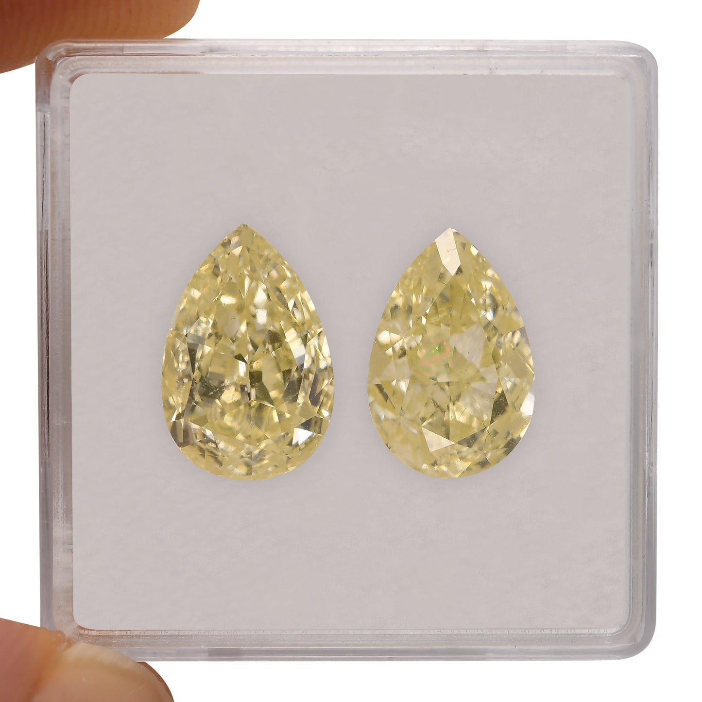 6,52 Karat hellgelbe Birnendiamanten VS2