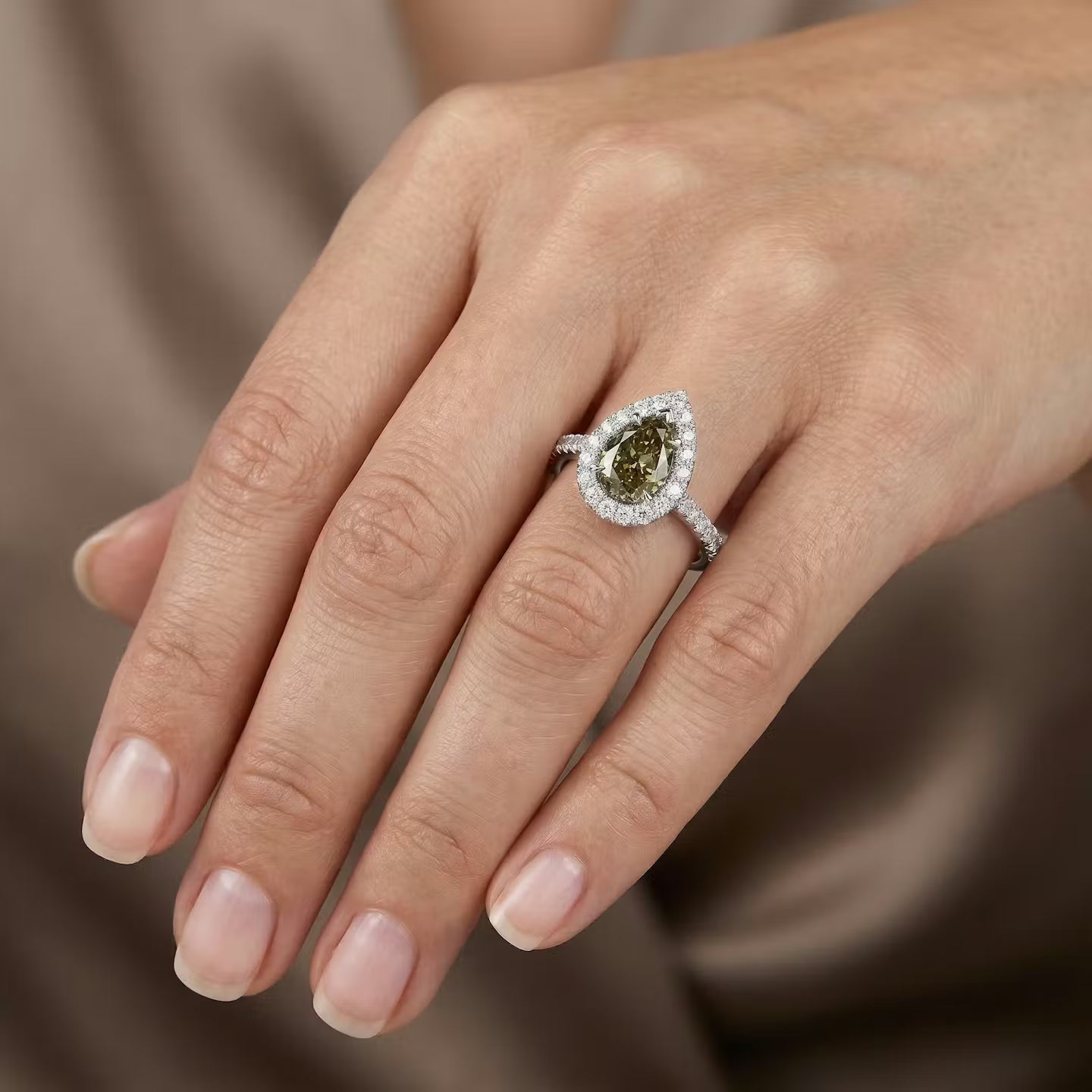 Verlobungsring im Chamäleon-Birnen-Diamant-Halo-Stil