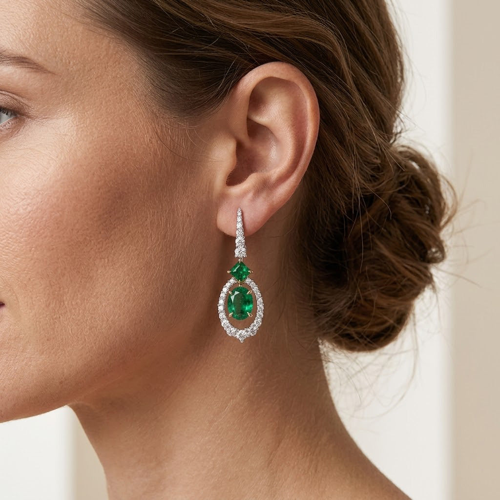 Außergewöhnliche ovale Ohrhänger mit Smaragd- und Diamant-Halo