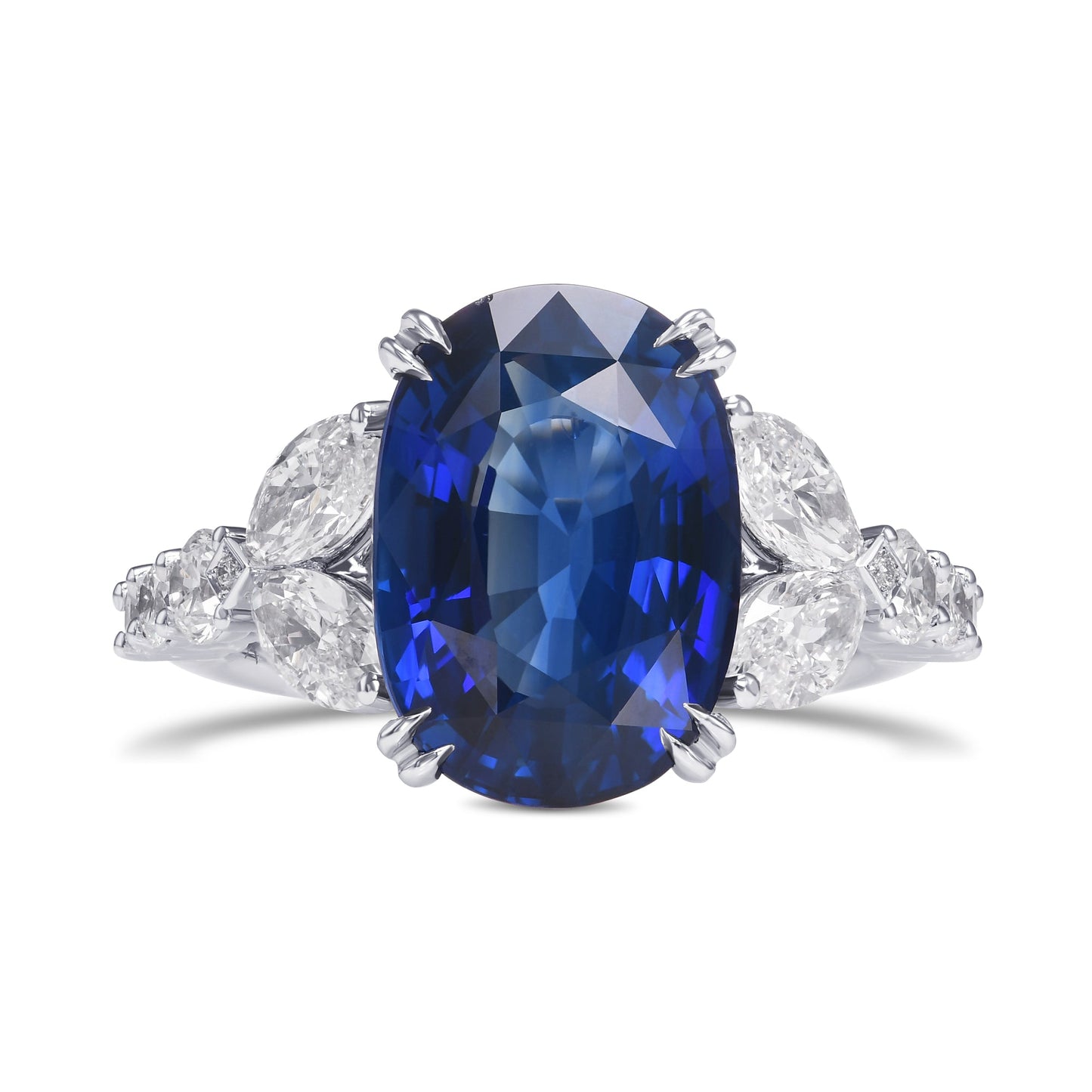 Ring mit ovalem, königsblauem Saphir und Diamanten als Seitenstein