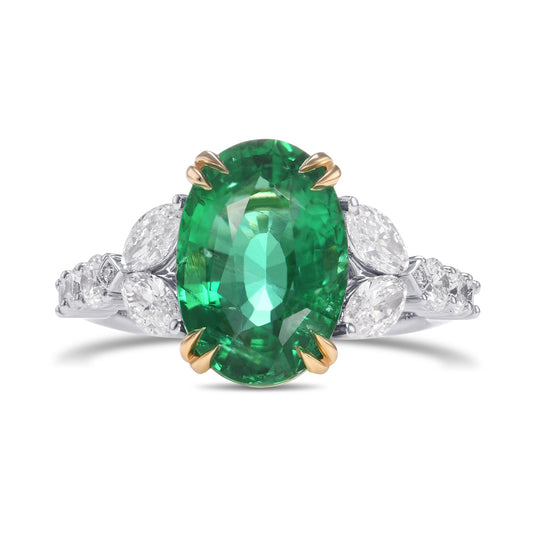 Ovaler Ring mit Smaragd und Diamanten als Seitenstein
