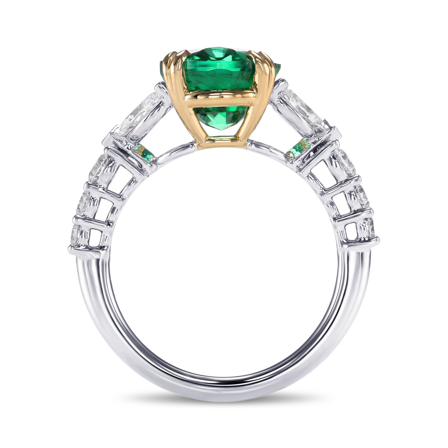 Ovaler Ring mit Smaragd und Diamanten als Seitenstein