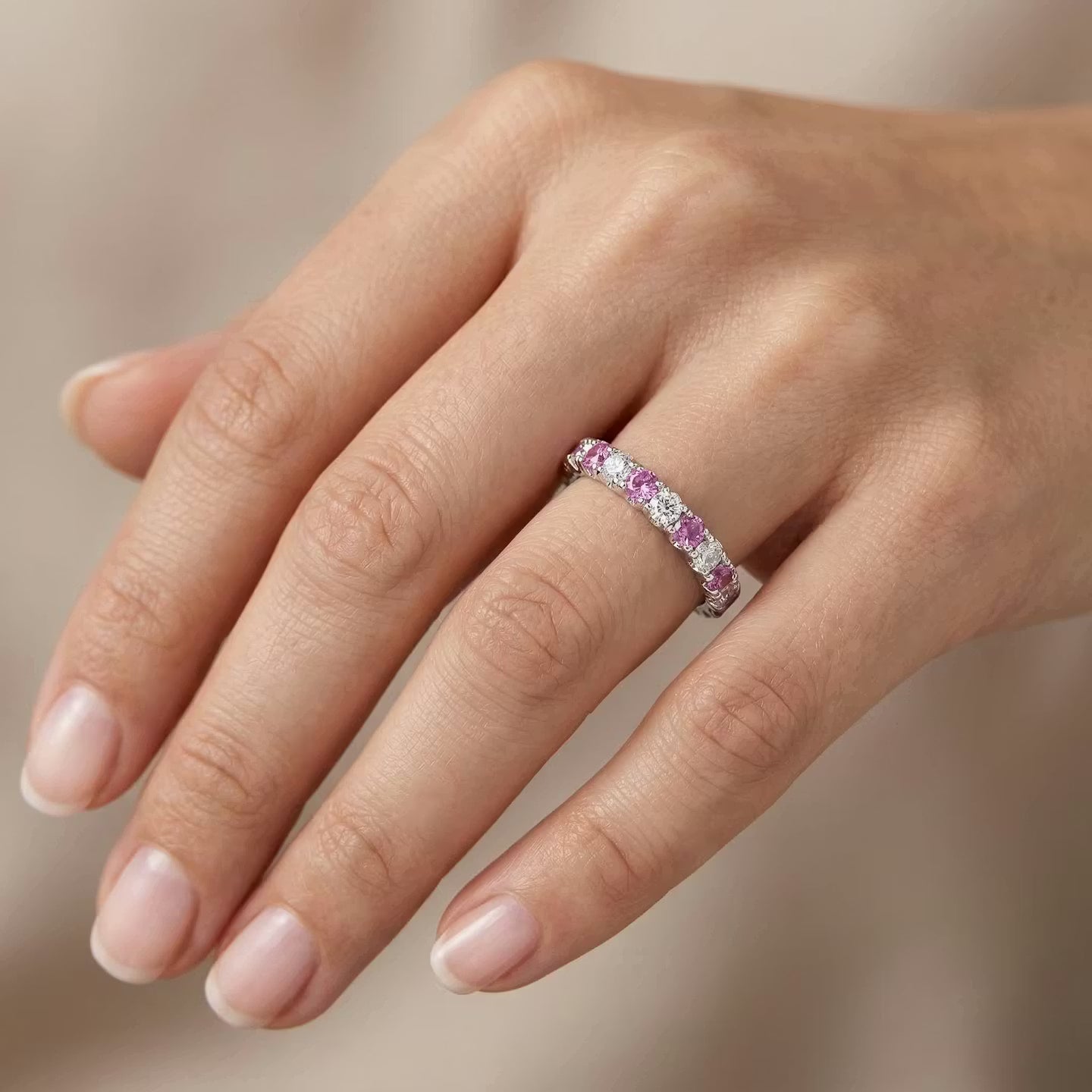Ehering mit rosa Saphir und Diamanten im Brillantschliff