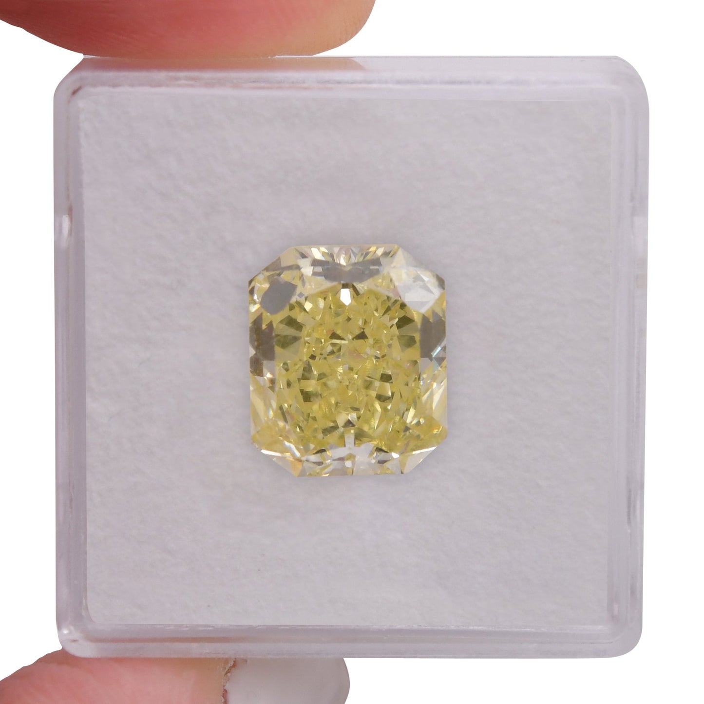 5,04 Karat Fancy Yellow Radiant IF GIA